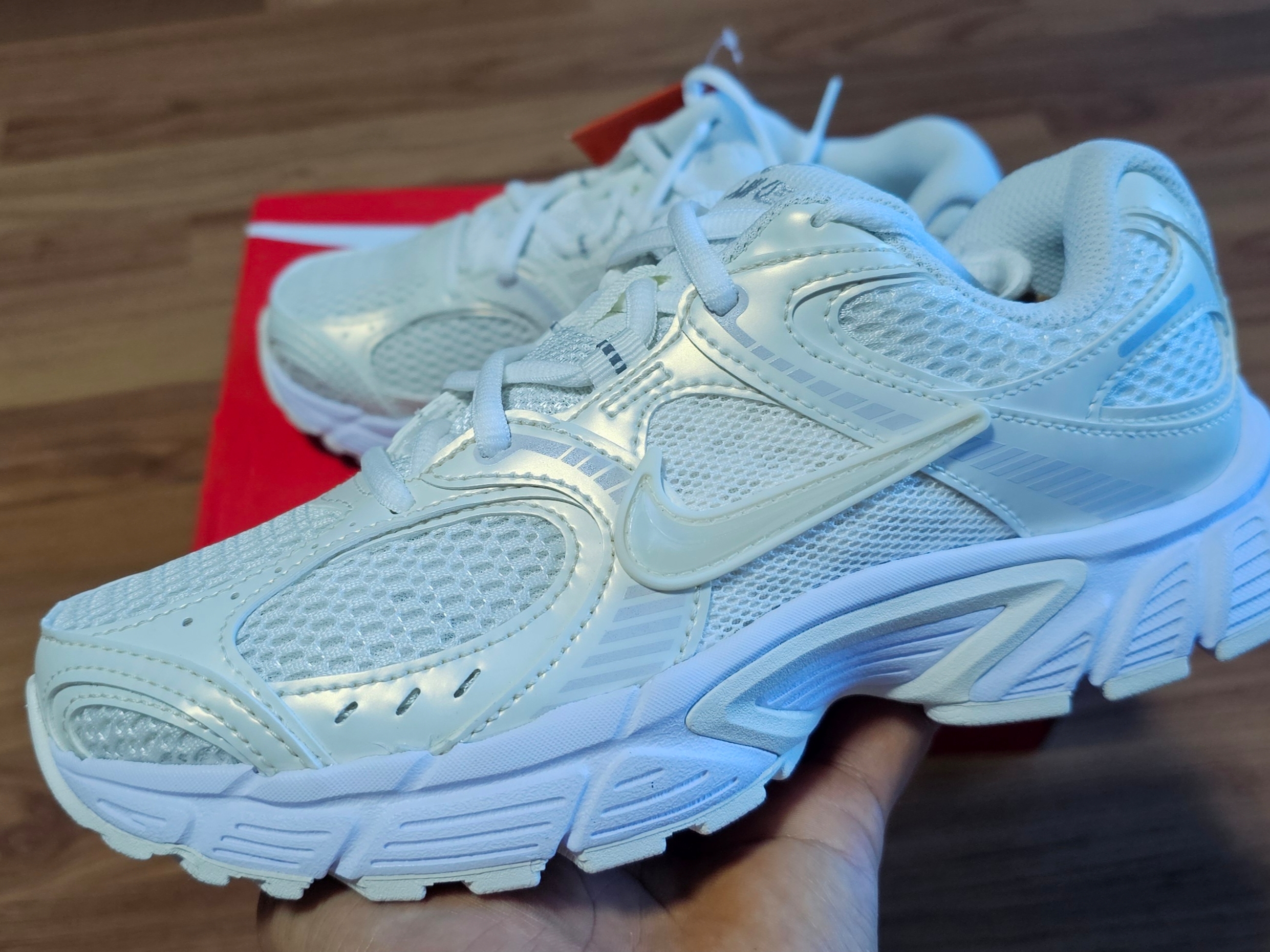 (W) Nike V5 RNR Soft Pearl White 착용 스타일 - 1