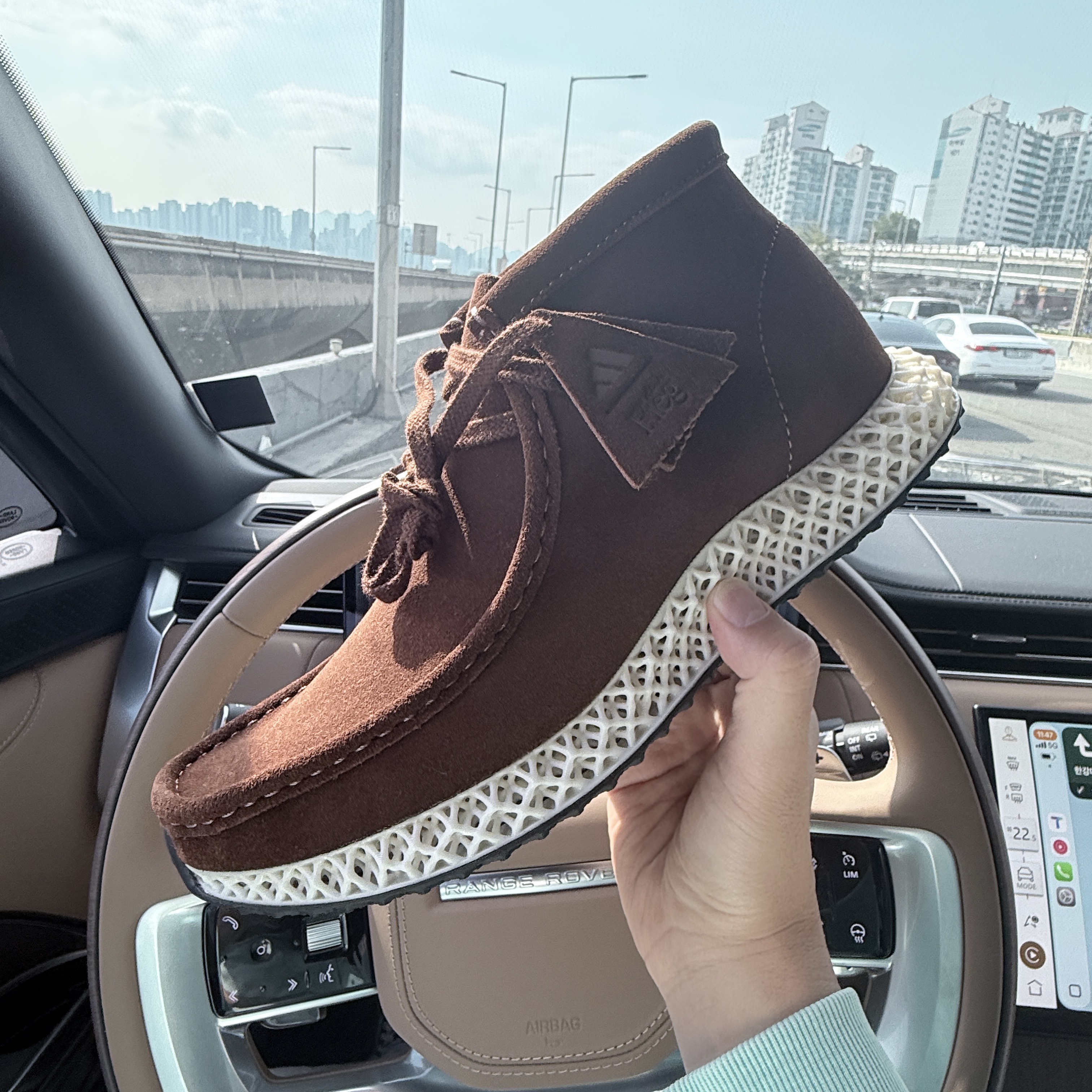 Adidas x Clarks x Ronnie Fieg 8th Street Wallabee 4D Mid Chesnut 착용 스타일 - 1