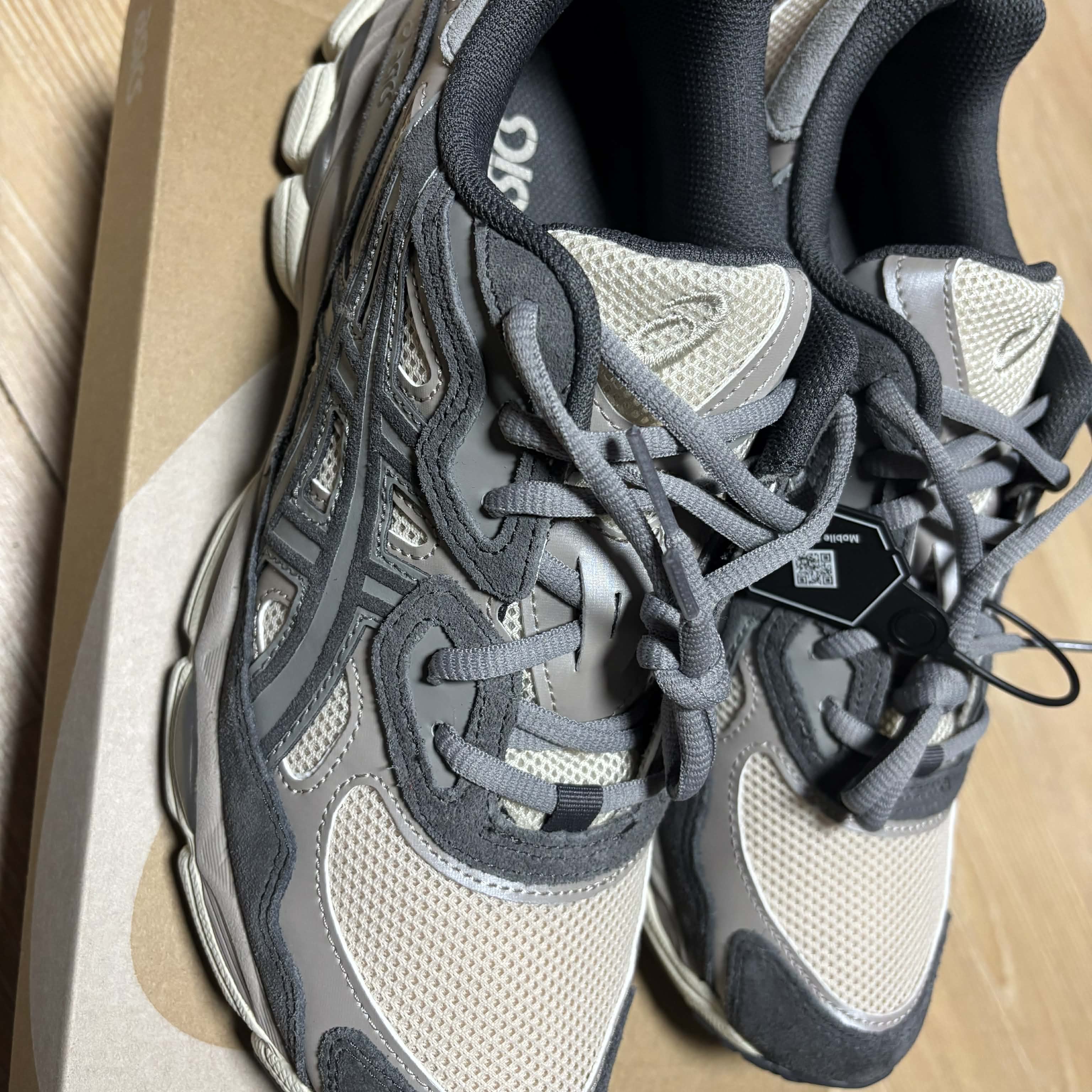 Asics Gel-NYC Oatmeal Obsidian Grey 착용 스타일 - 1