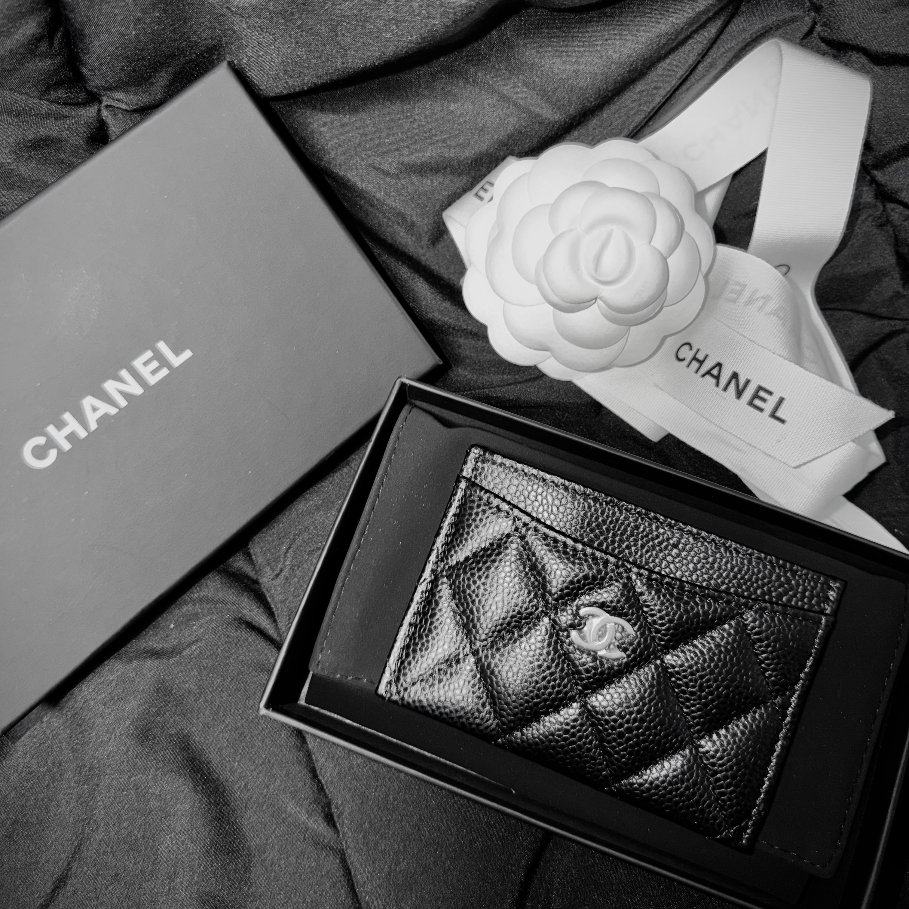 Chanel Classic Card Holder Grained Calfskin & Silver Black 착용 스타일