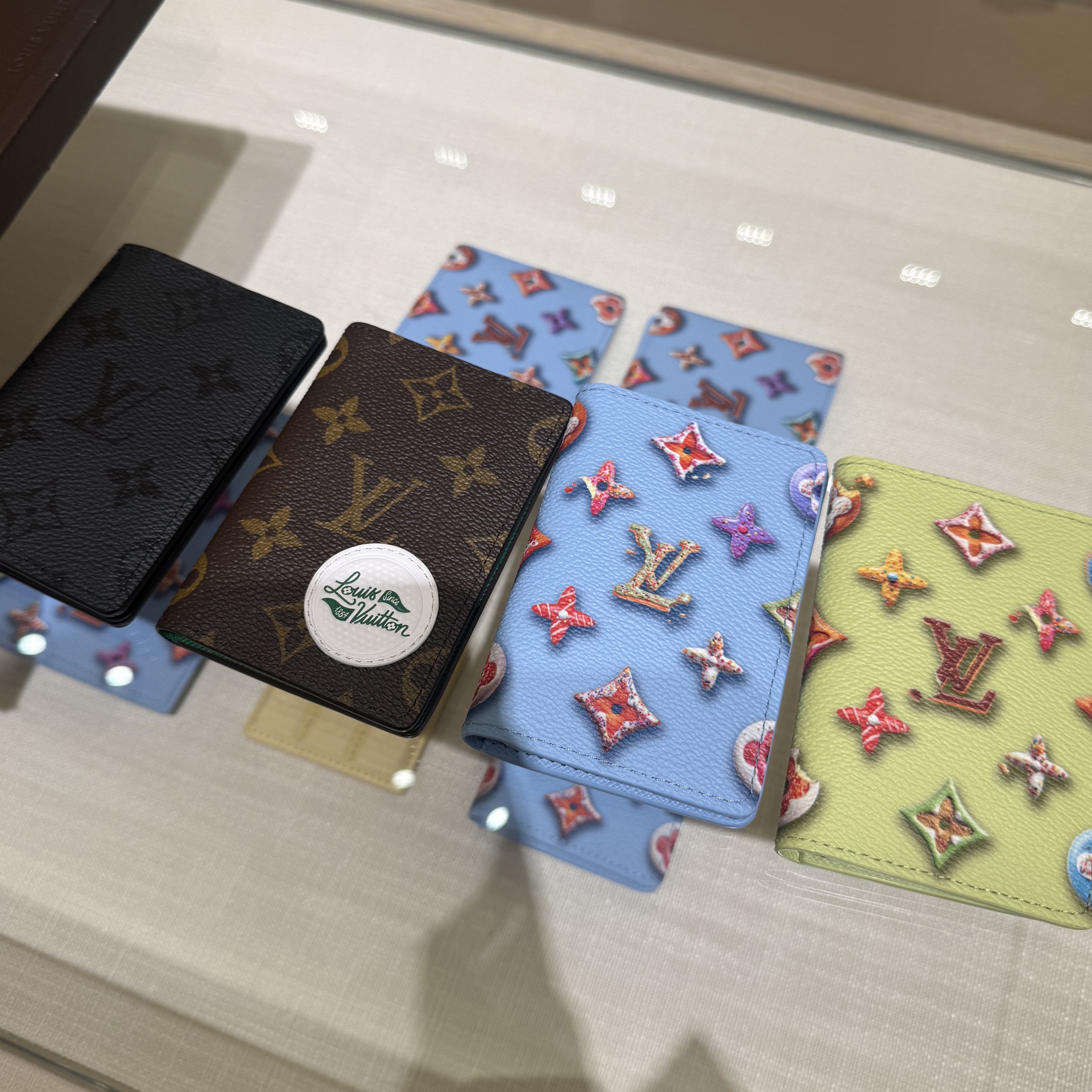Louis Vuitton Pocket Organizer Monogram Eclipse 착용 스타일 - 1