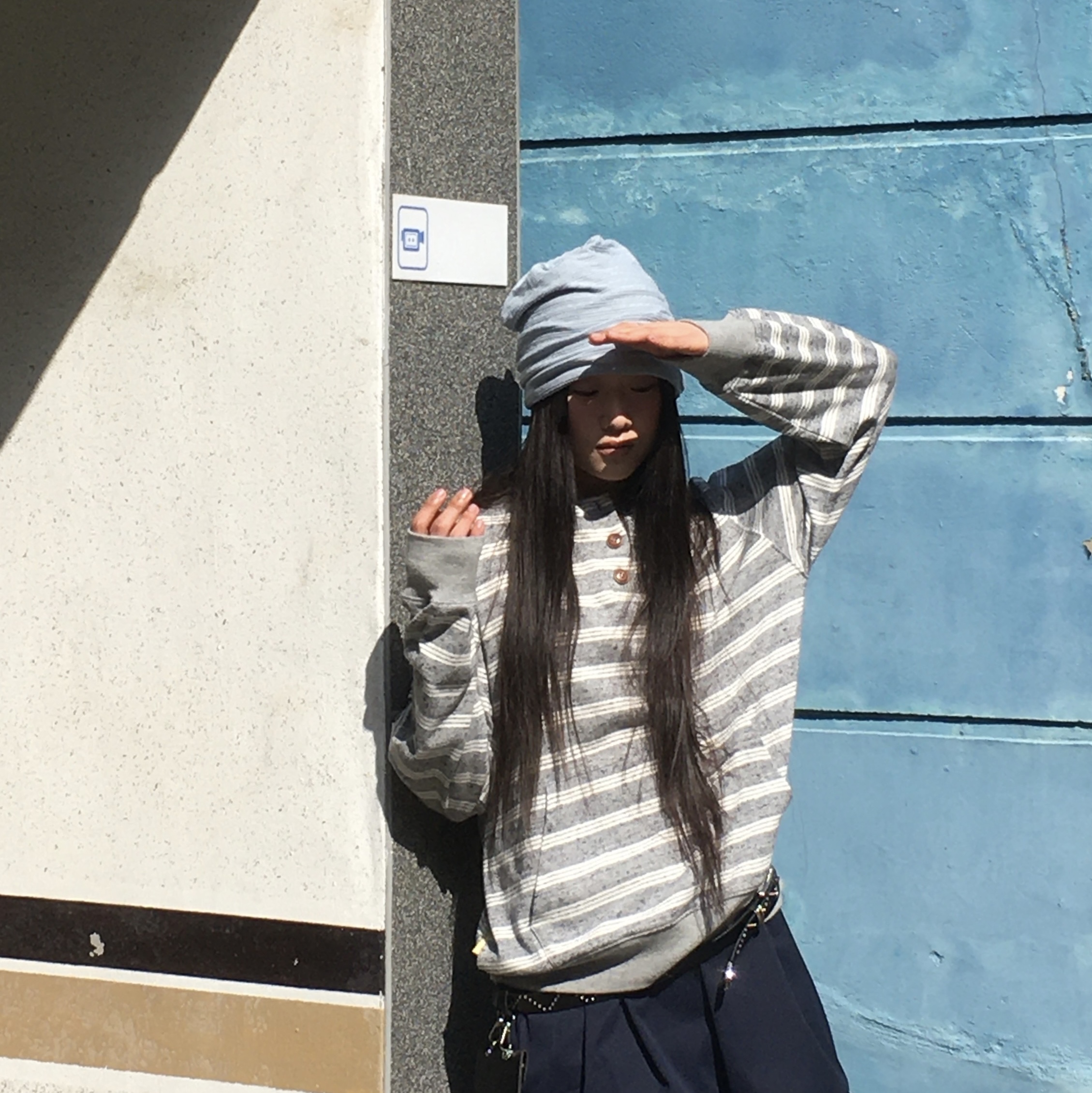 MAINBOOTH Cookie Stripe Hood T-shirt GRAY 착용 스타일 - 1