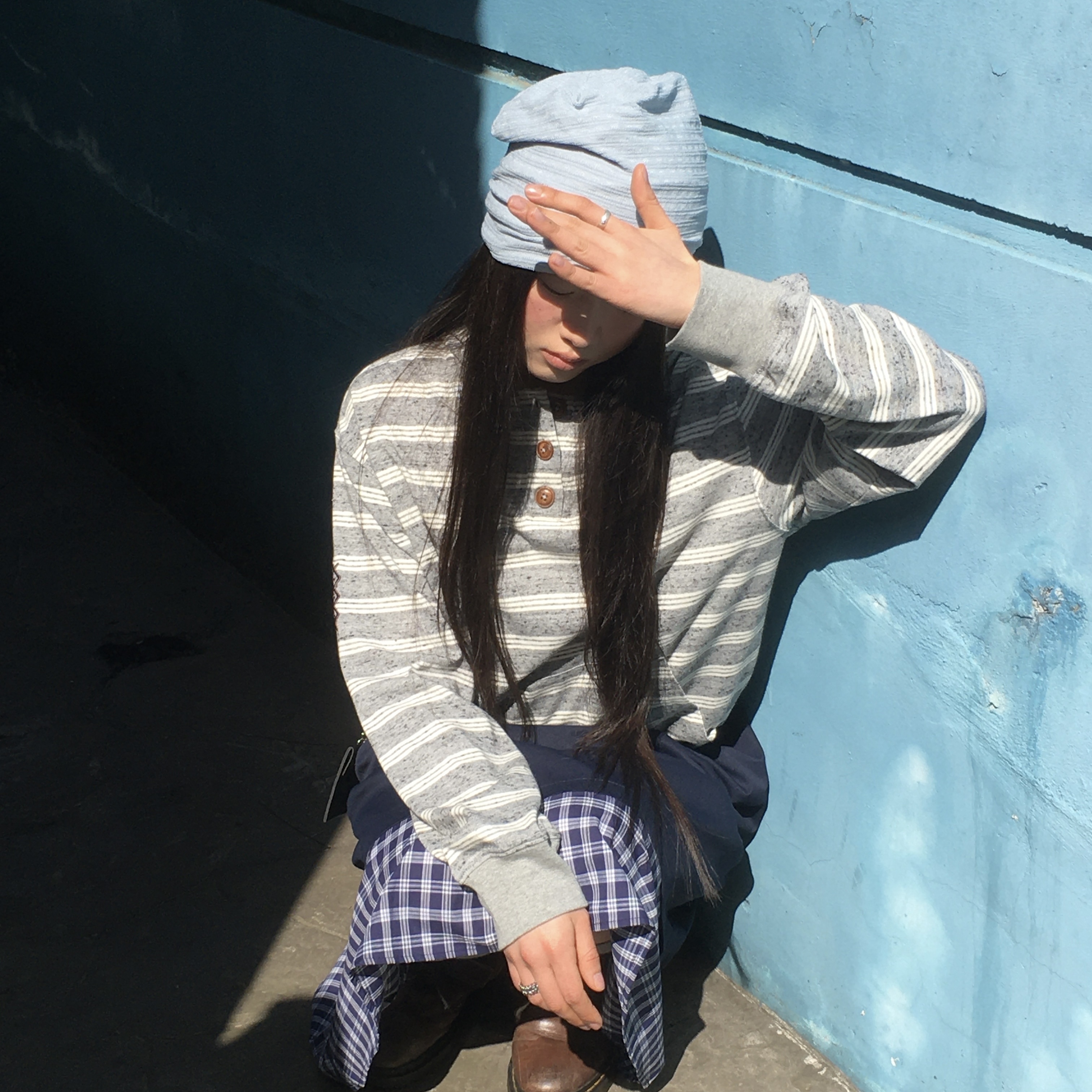 MAINBOOTH Cookie Stripe Hood T-shirt GRAY 착용 스타일 - 3