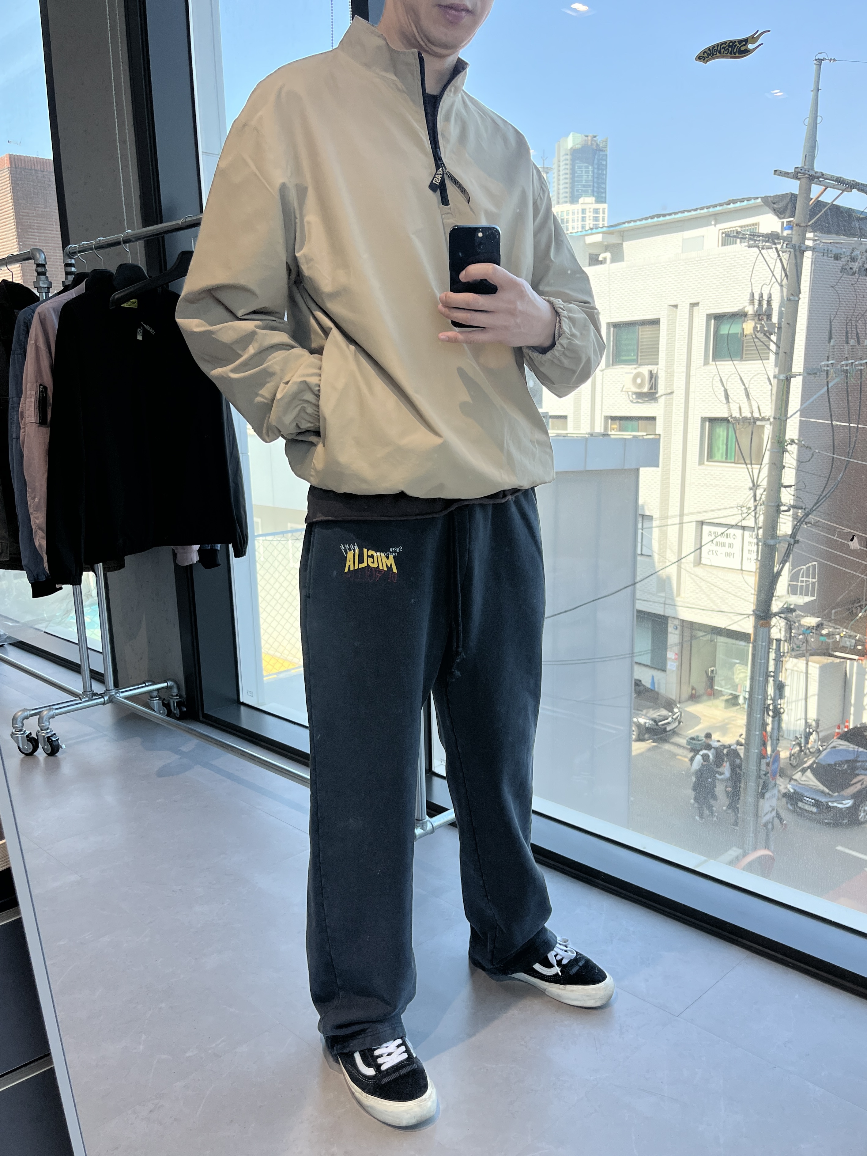 SUPERVELOCE Miglia Straight Sweatpants Dark Charcoal, SUPERVELOCE Miglia Dark Raglan Sweatshirt Dust Gray 착용 스타일 - 5