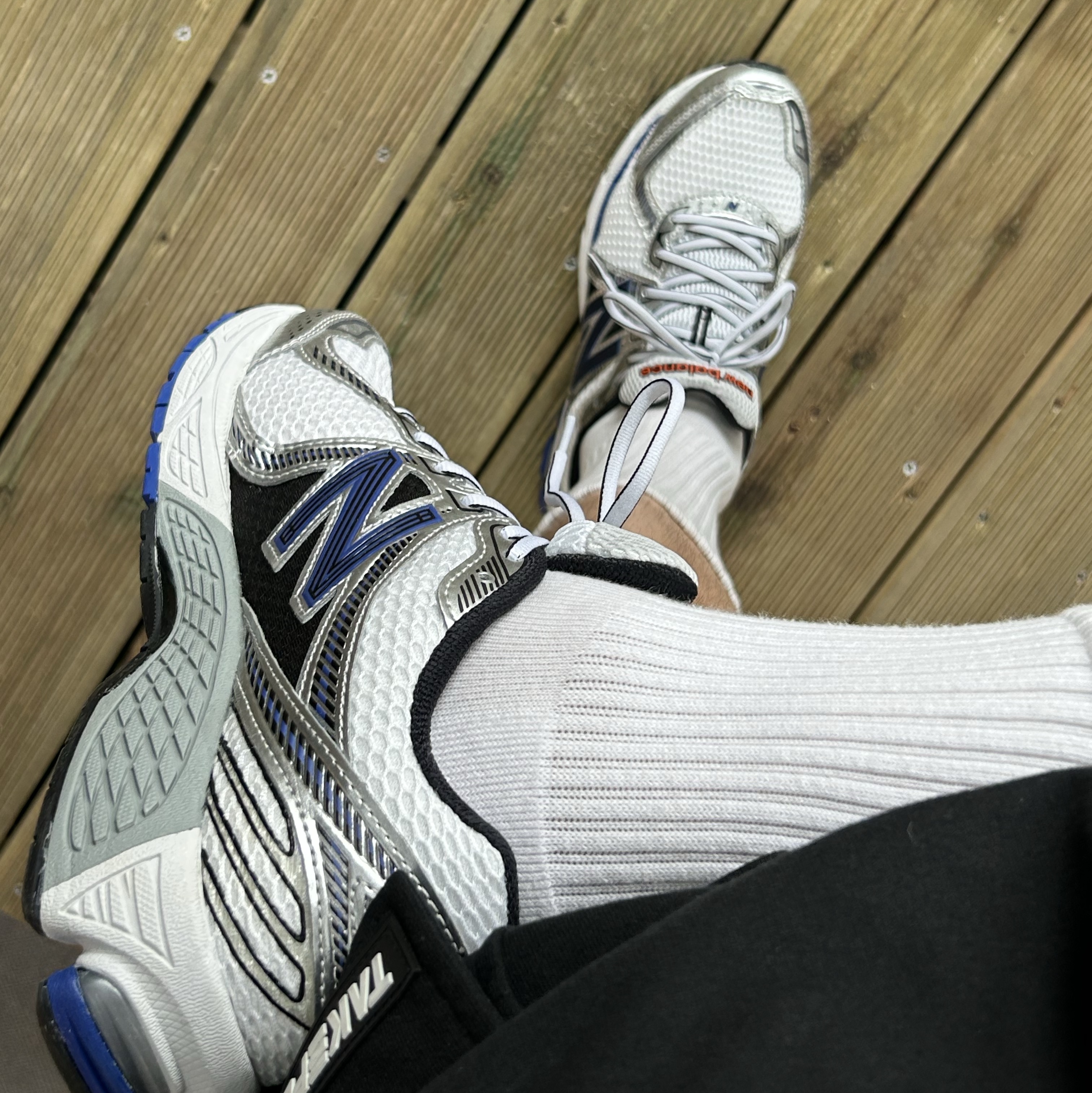 New Balance 860v2 Metallic Silver 착용 스타일