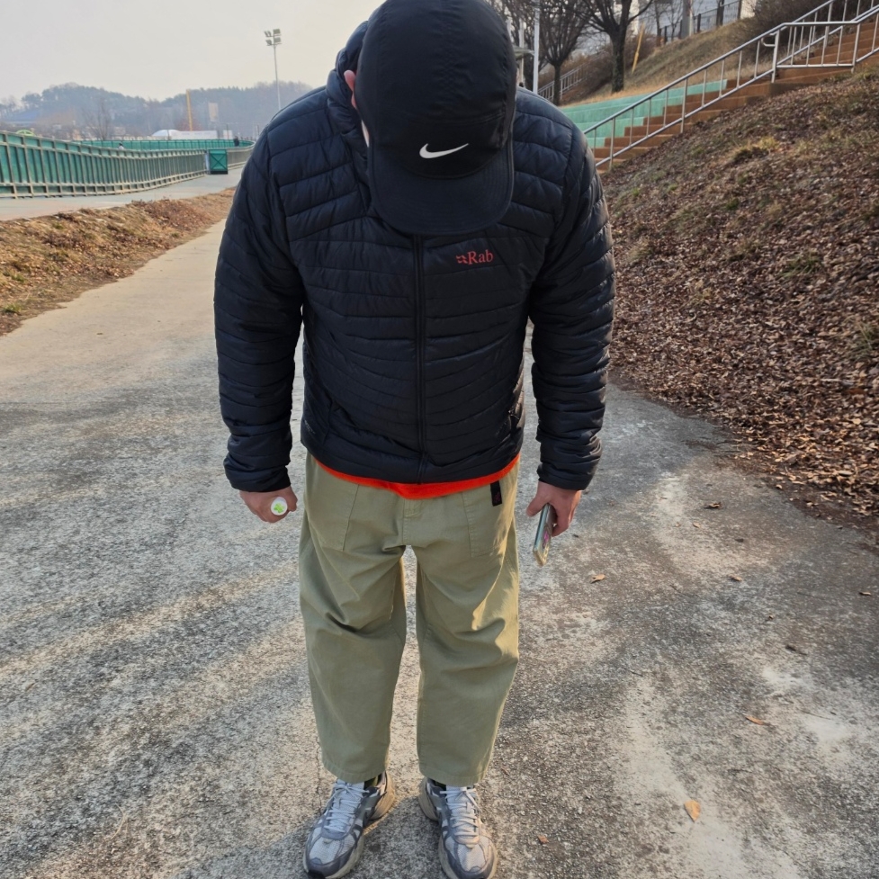 Nike V2K Run Pure Platinum Wolf Grey, Gramicci Loose Tapered Pants Faded Olive - US Sizing 착용 스타일