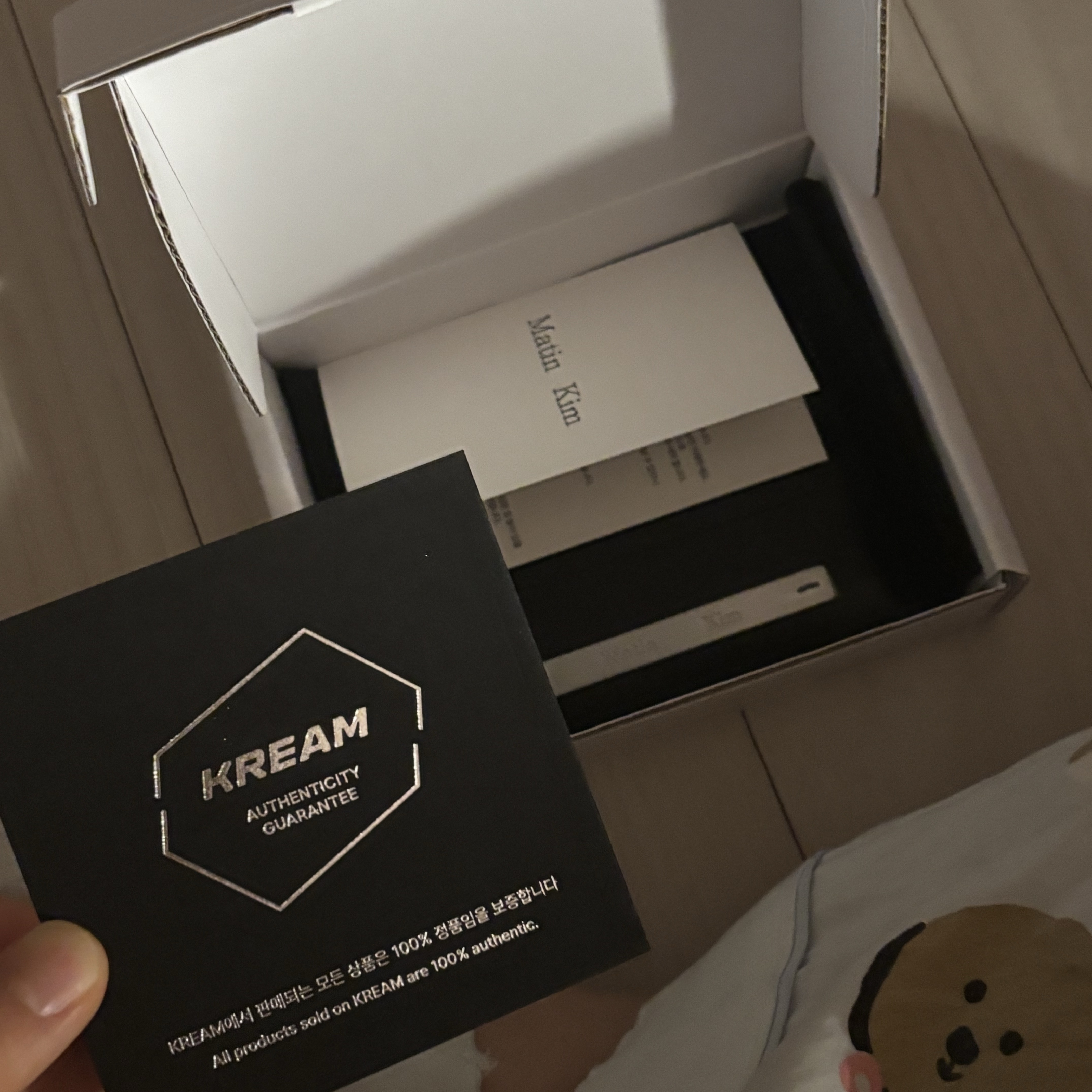 Matin Kim Vintage Card Wallet Black 착용 스타일 - 4