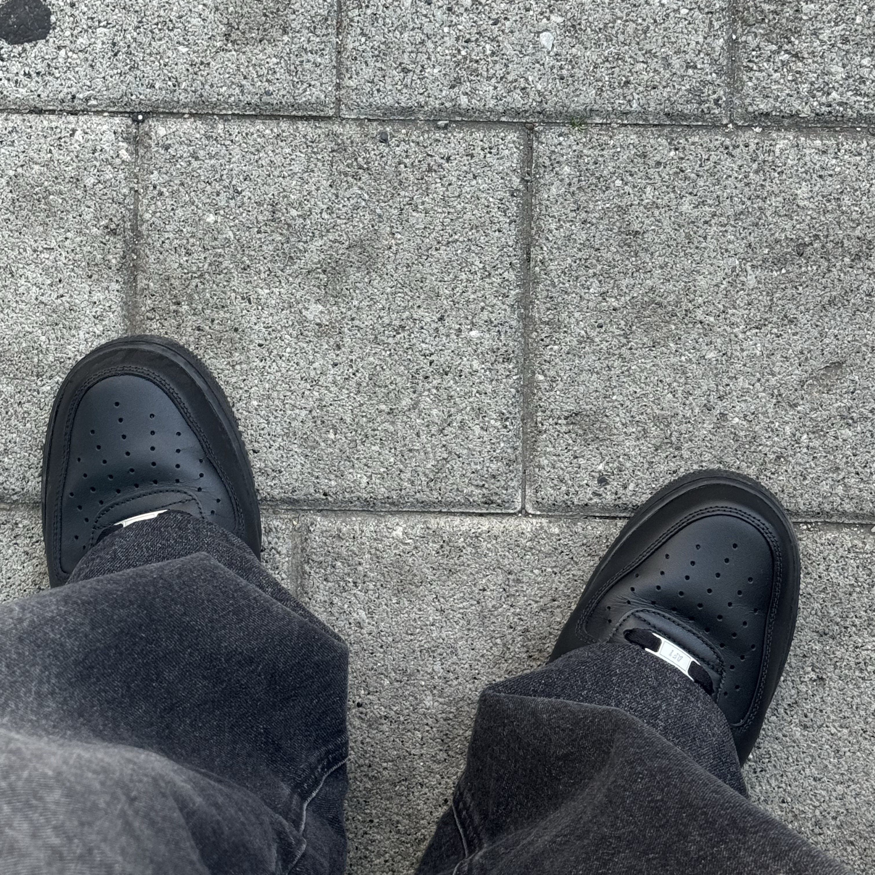 Nike Air Force 1 '07 Low Triple Black 착용 스타일