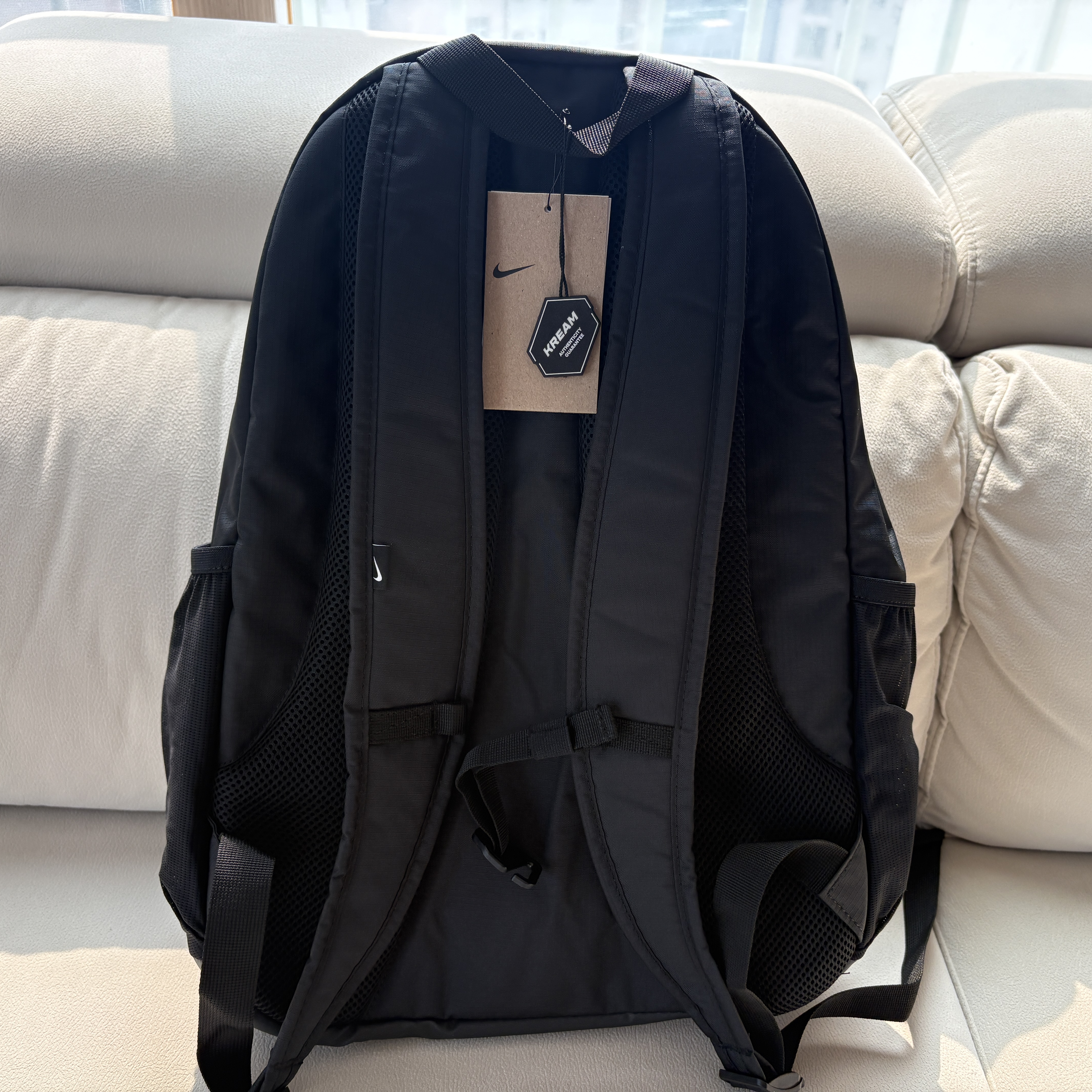 Nike Hayward Backpack 26L Black White 착용 스타일 - 2