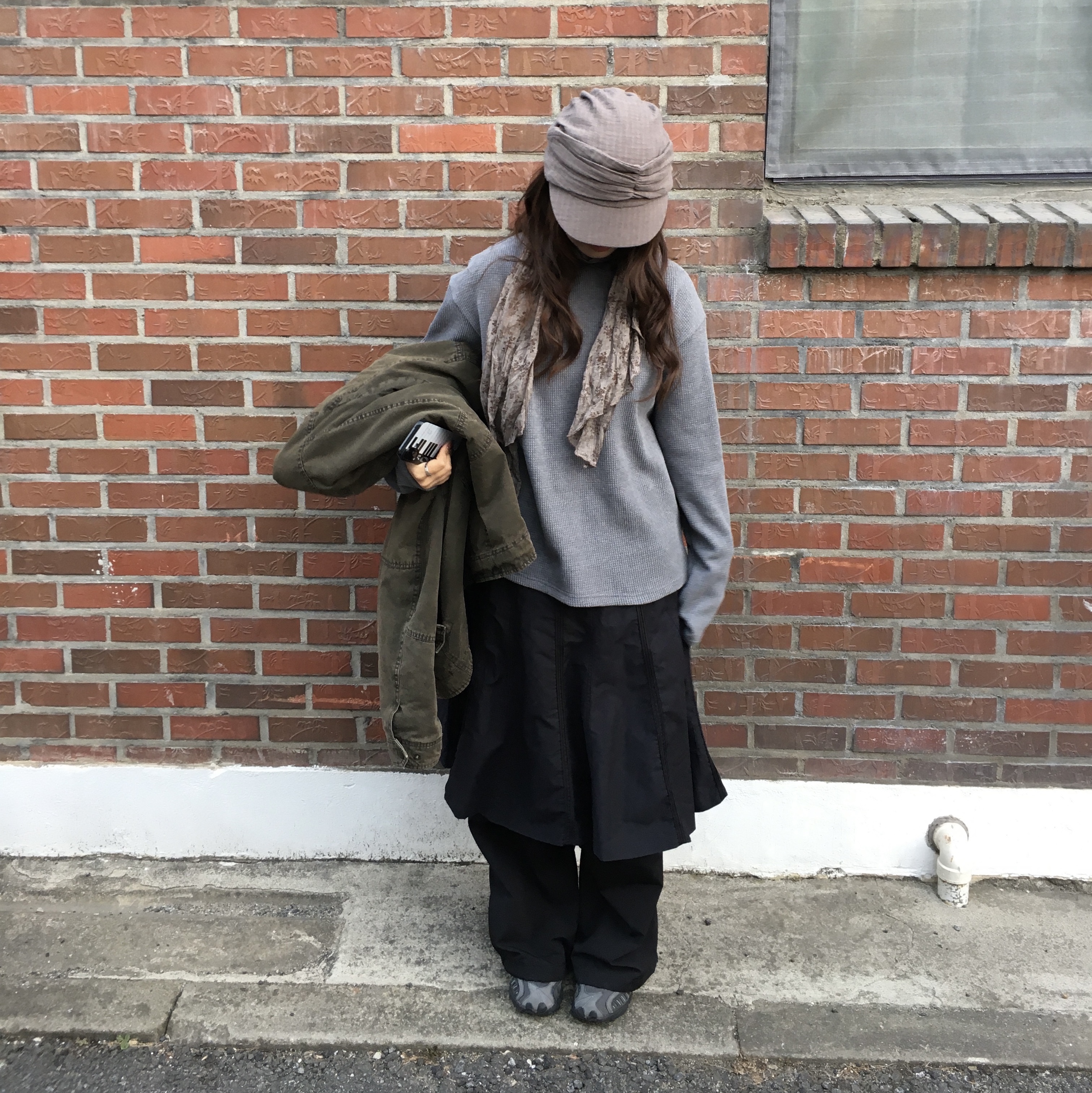 SLOW RECORD HOUSE Waffle Fingerhole Hood Blue Grey 착용 스타일 - 2