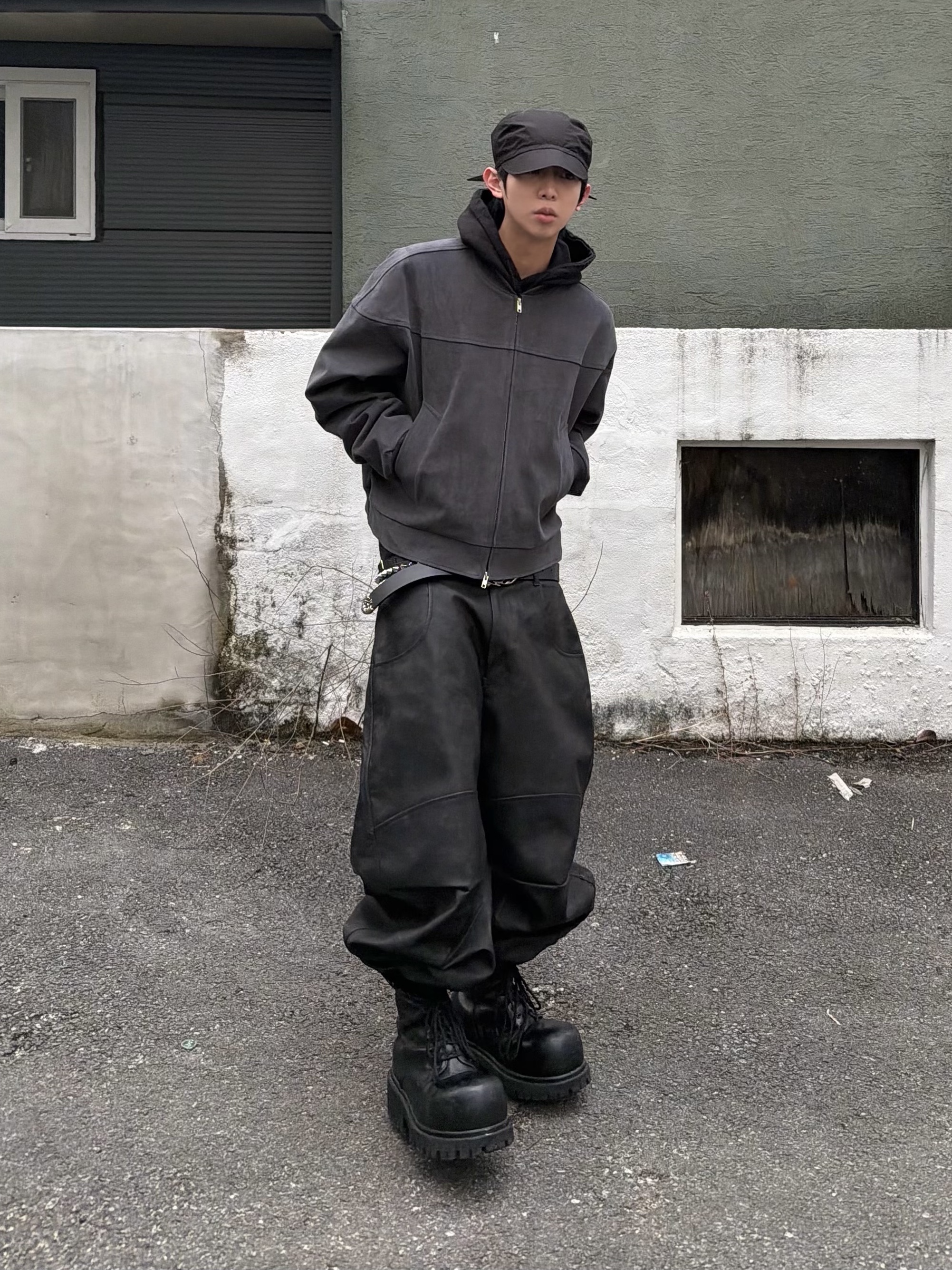 MJD Moleskin Banger Jacket Charcoal, MJD x Koin Seoul 3D Knee Eco Leather Pants Black 착용 스타일 - 1