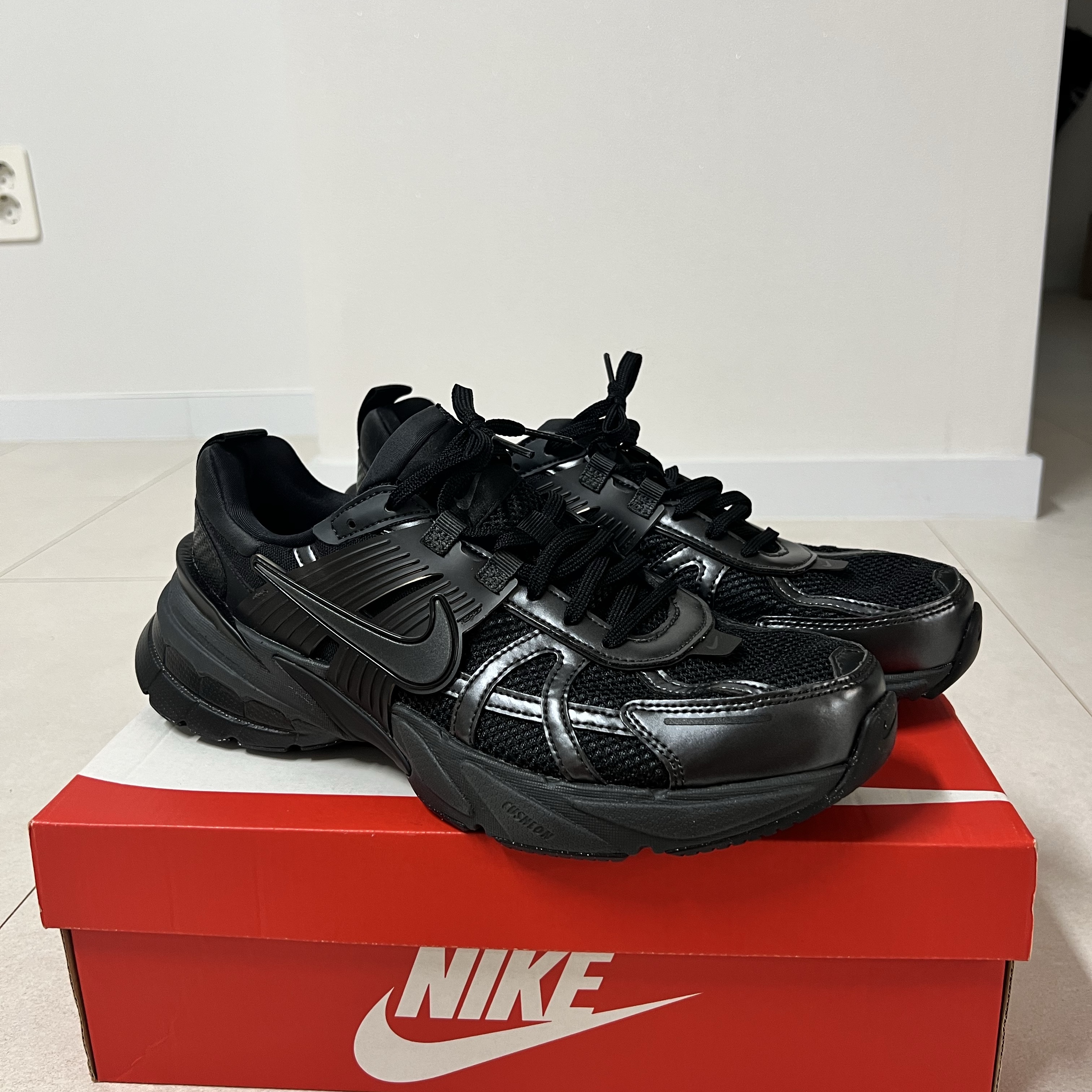 Nike V2K Run Black Anthracite 착용 스타일 - 1