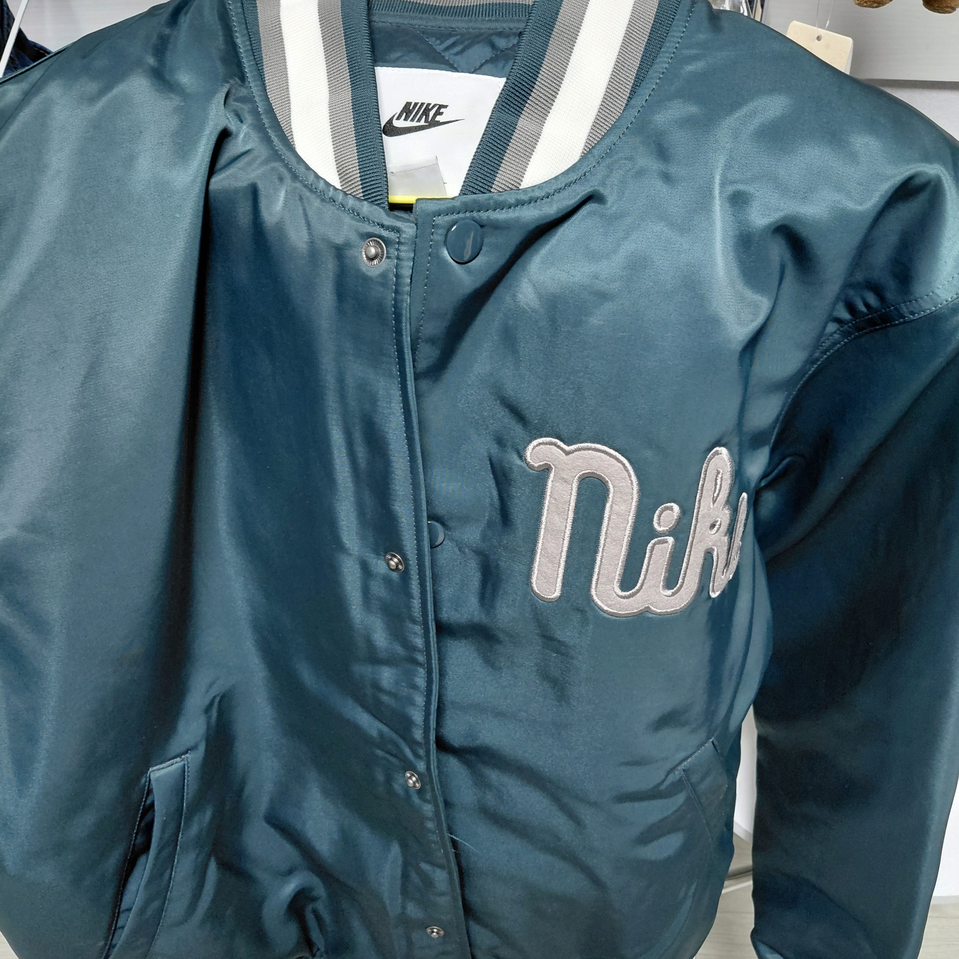 Nike Dugout Loose Satin Jacket Deep Jungle Flat Pewter 착용 스타일