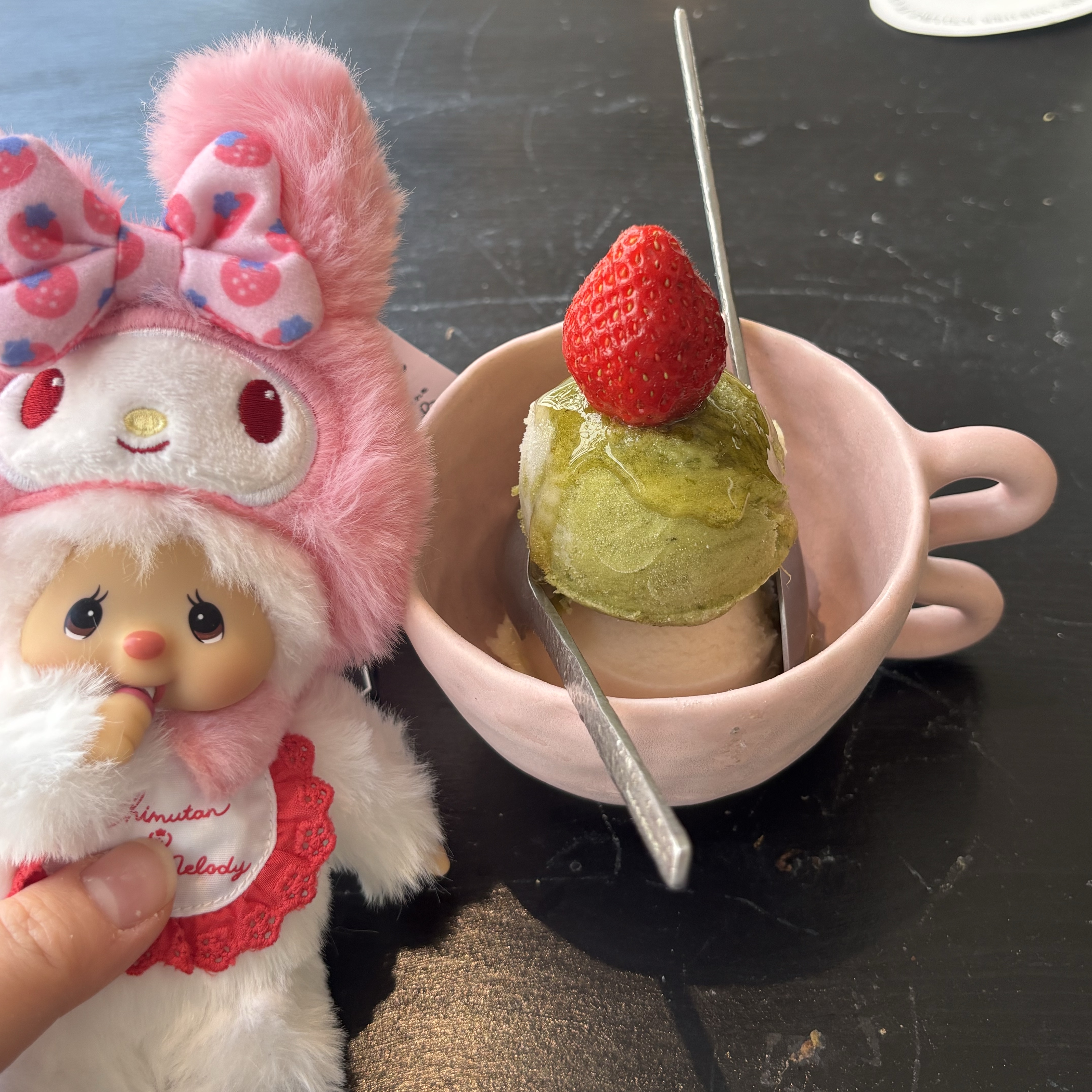 Monchhichi x Sanrio Characters My Melody Chimutan Keychain 착용 스타일 - 1