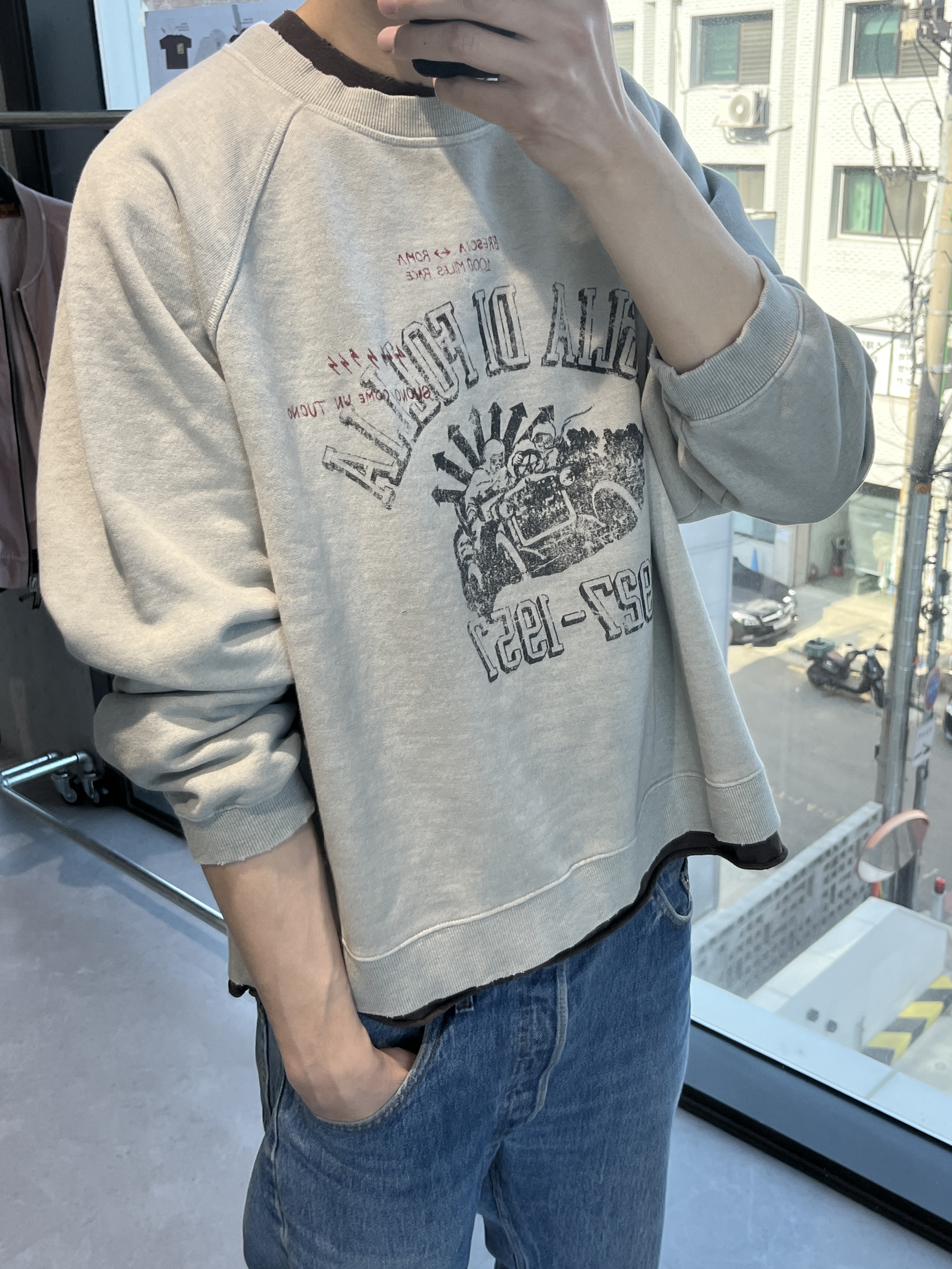 SUPERVELOCE Miglia Dark Raglan Sweatshirt Dust Gray 착용 스타일 - 1