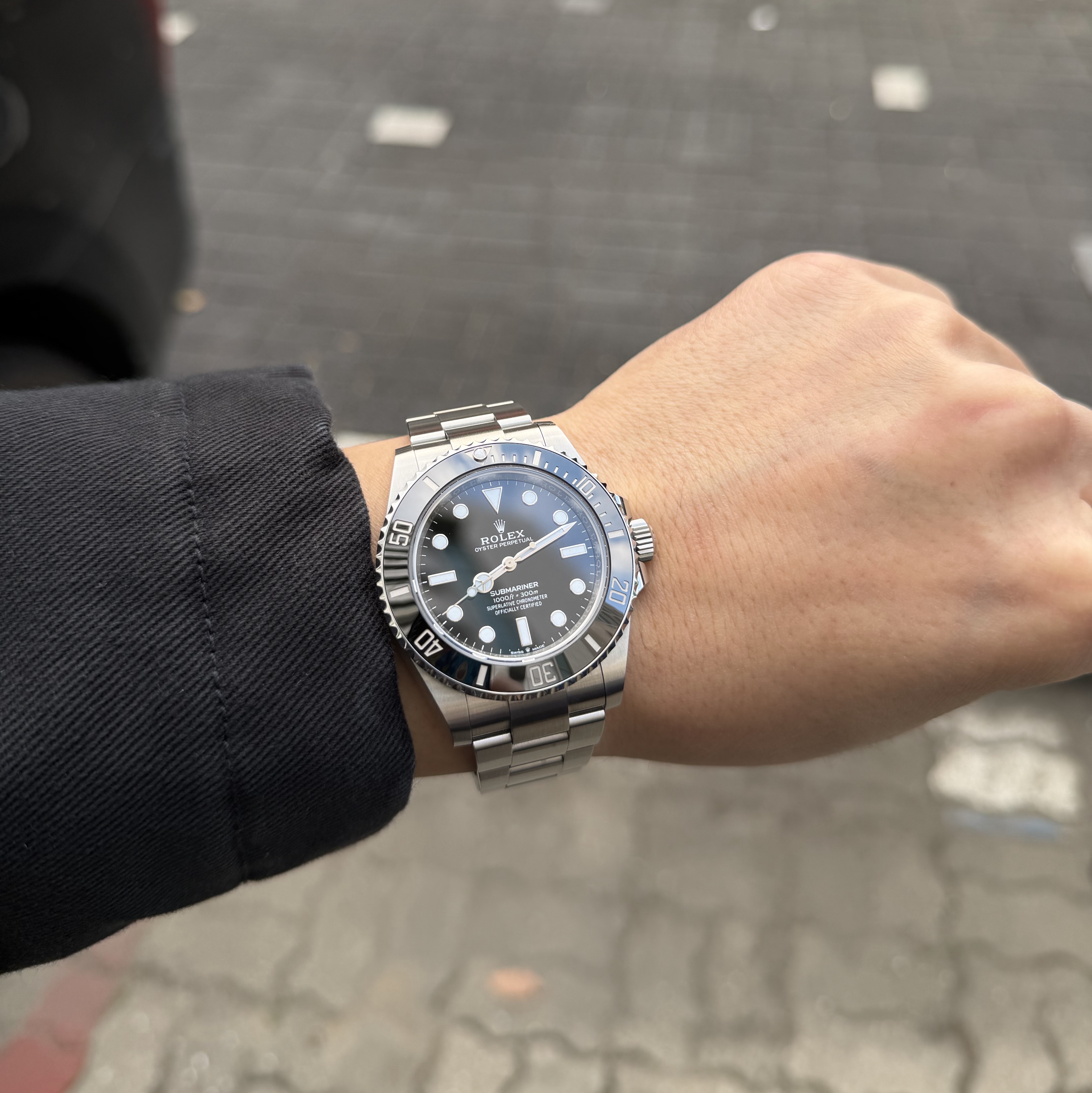 Rolex Submariner 41mm 124060 Black Oyster 착용 스타일 - 2