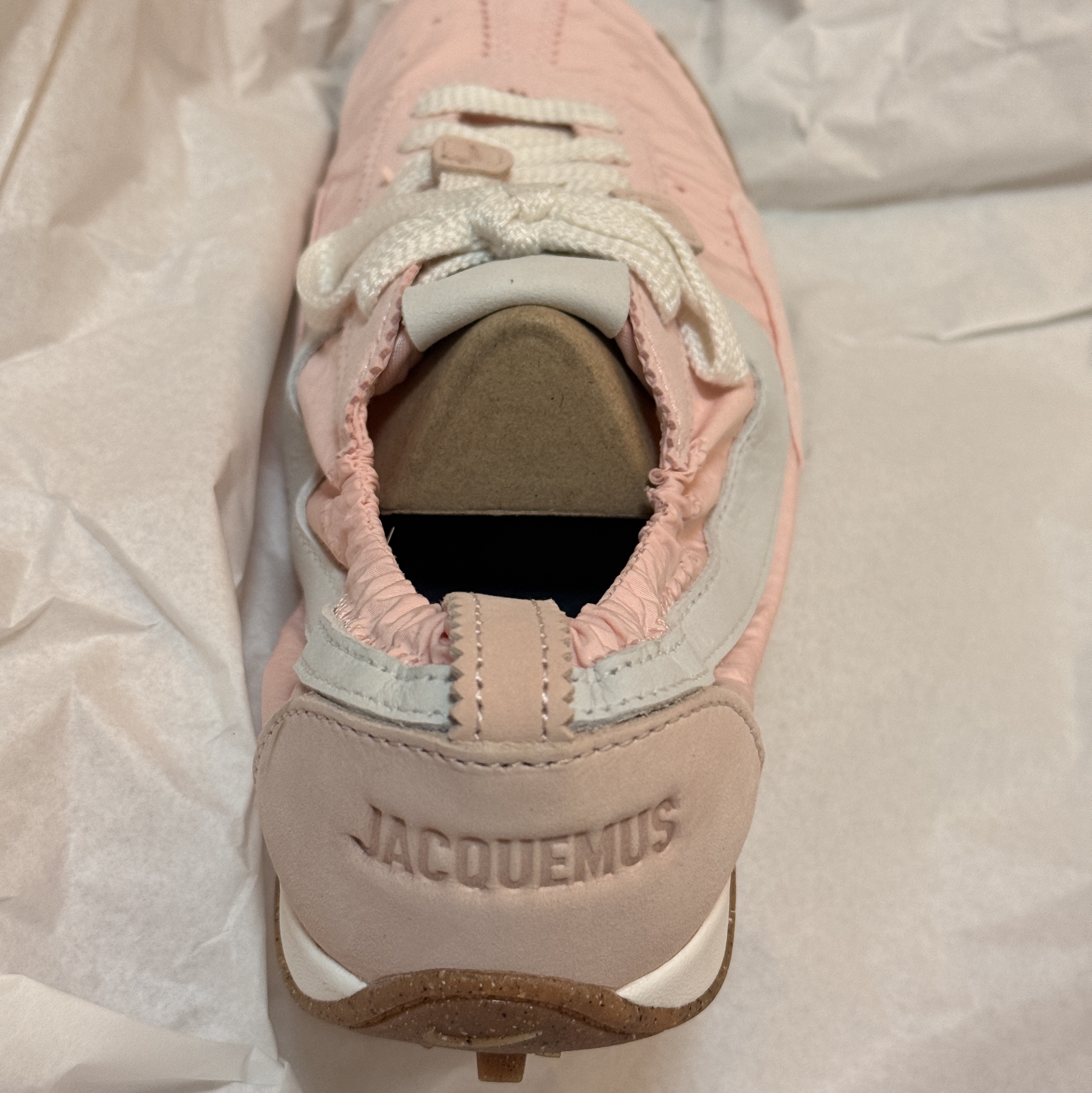Nike x Jacquemus Moon Shoe SP Aluminum Pink Sail 착용 스타일 - 2