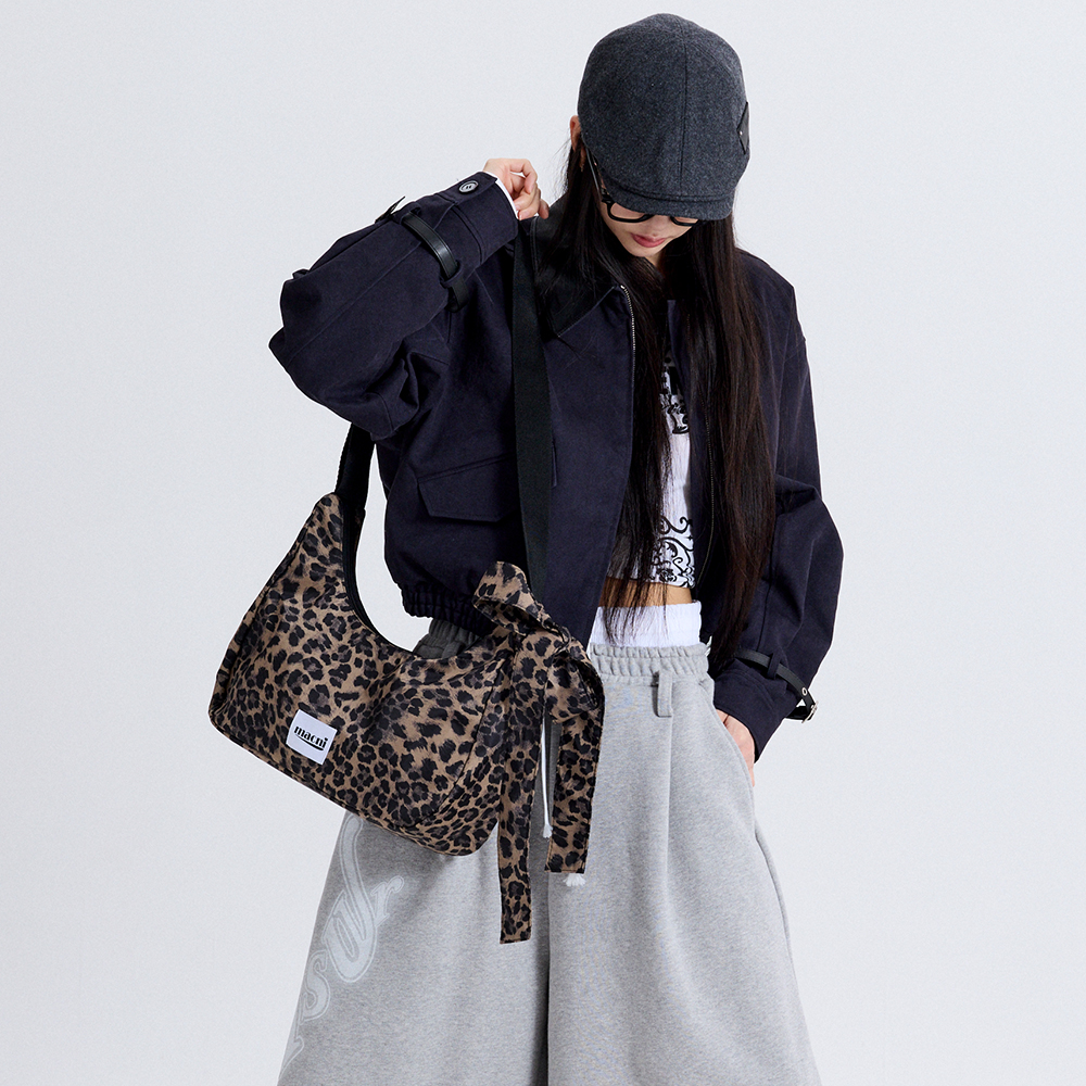마크니 리본 크레센트 크로스백 레오파드(MACNI Ribbon Crescent Cross Bag Leopard) - 4