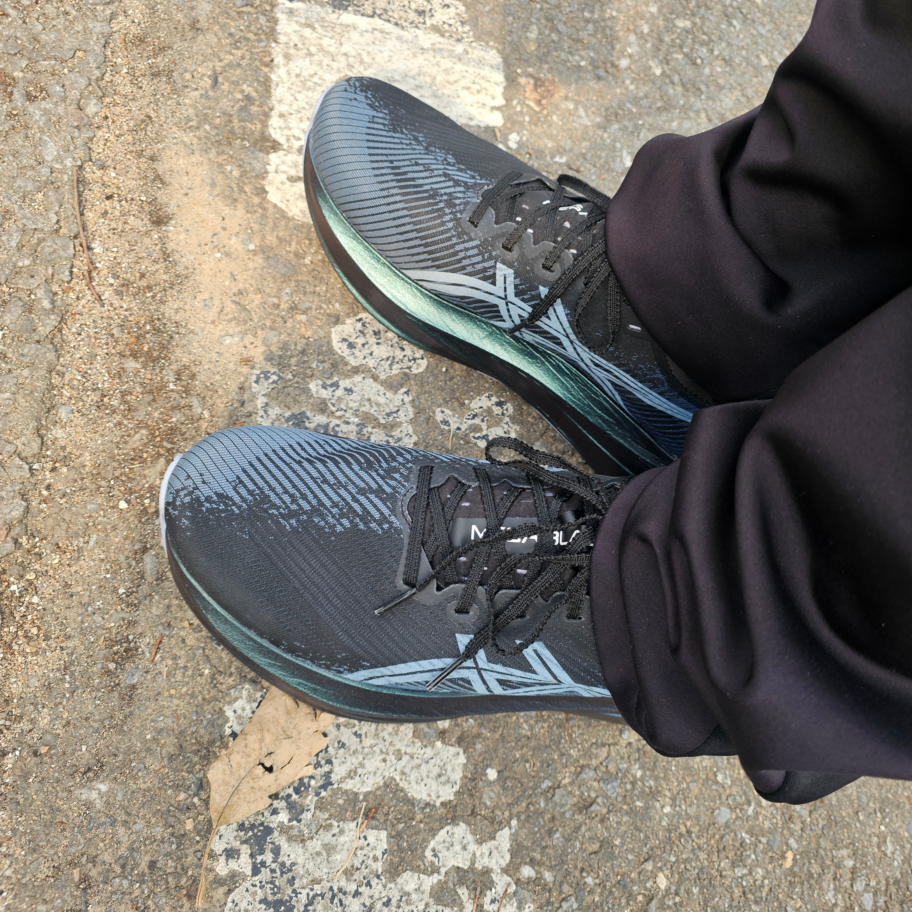 Asics Megablast Black White 착용 스타일