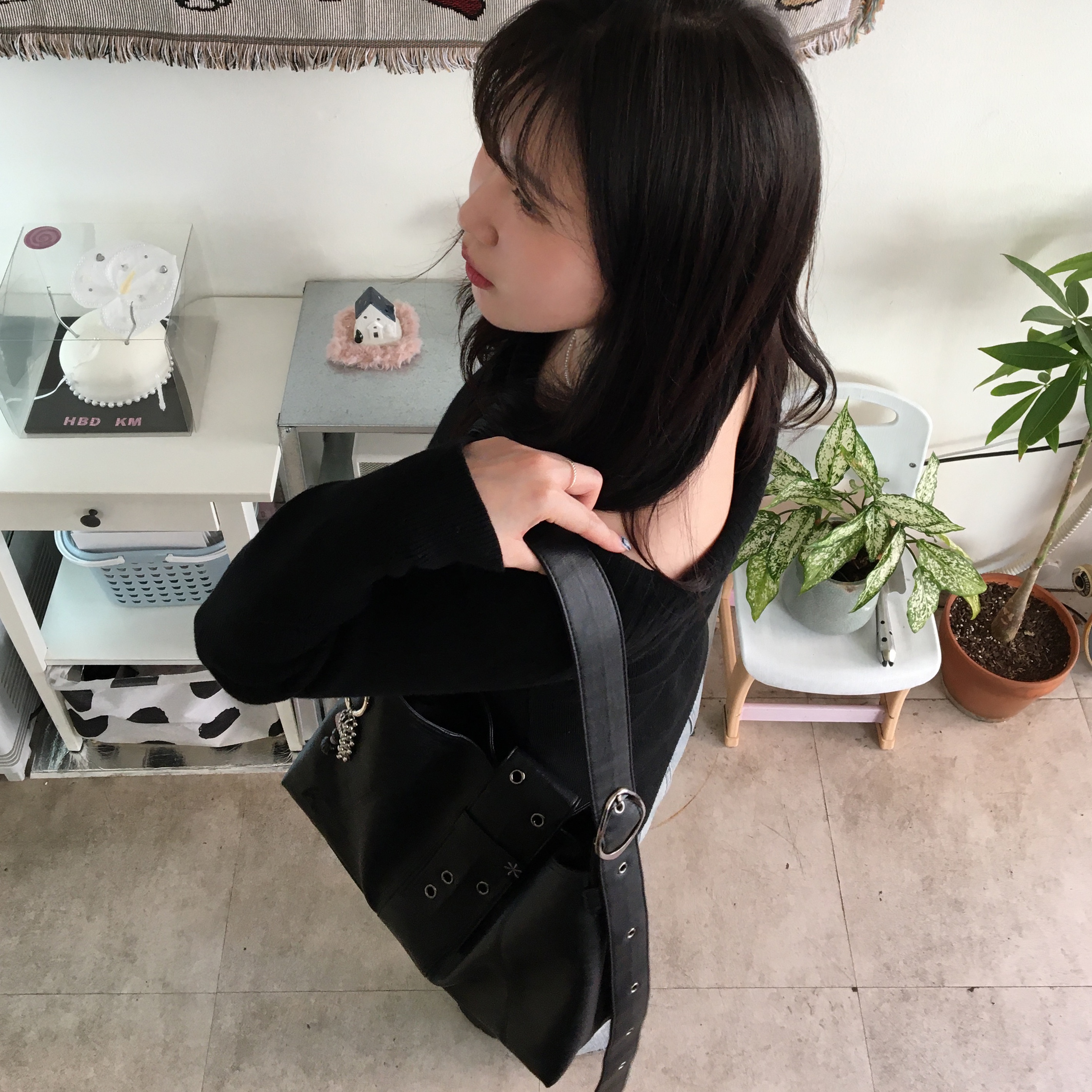 Riomeu Eyelet Shoulder Bag Black 착용 스타일