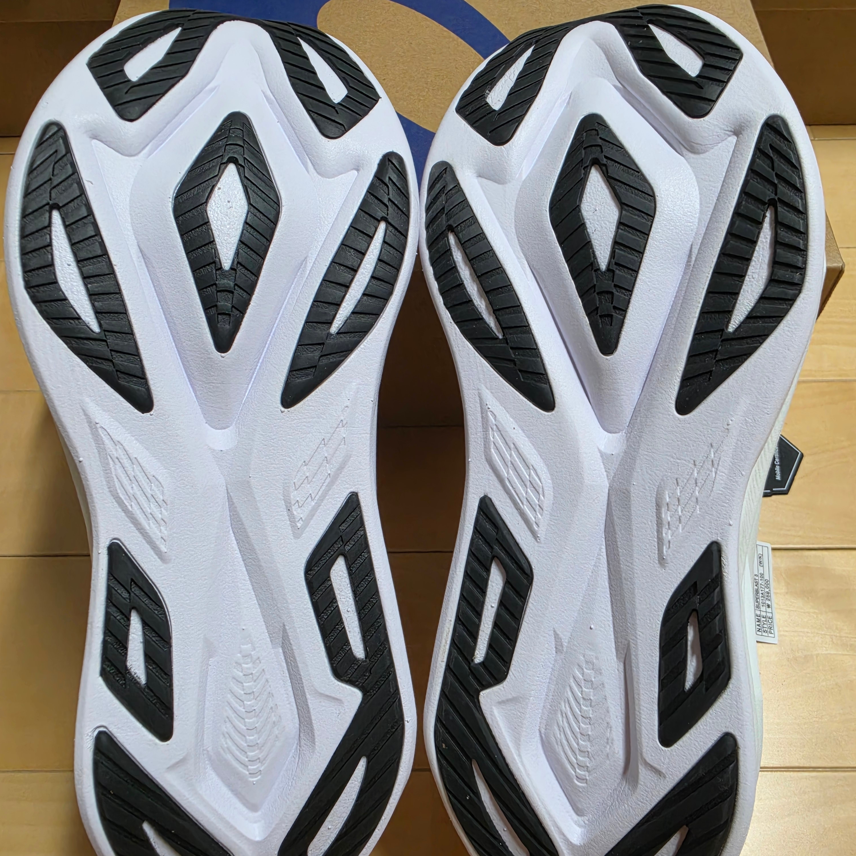 Asics Superblast 3 White Black 착용 스타일 - 6