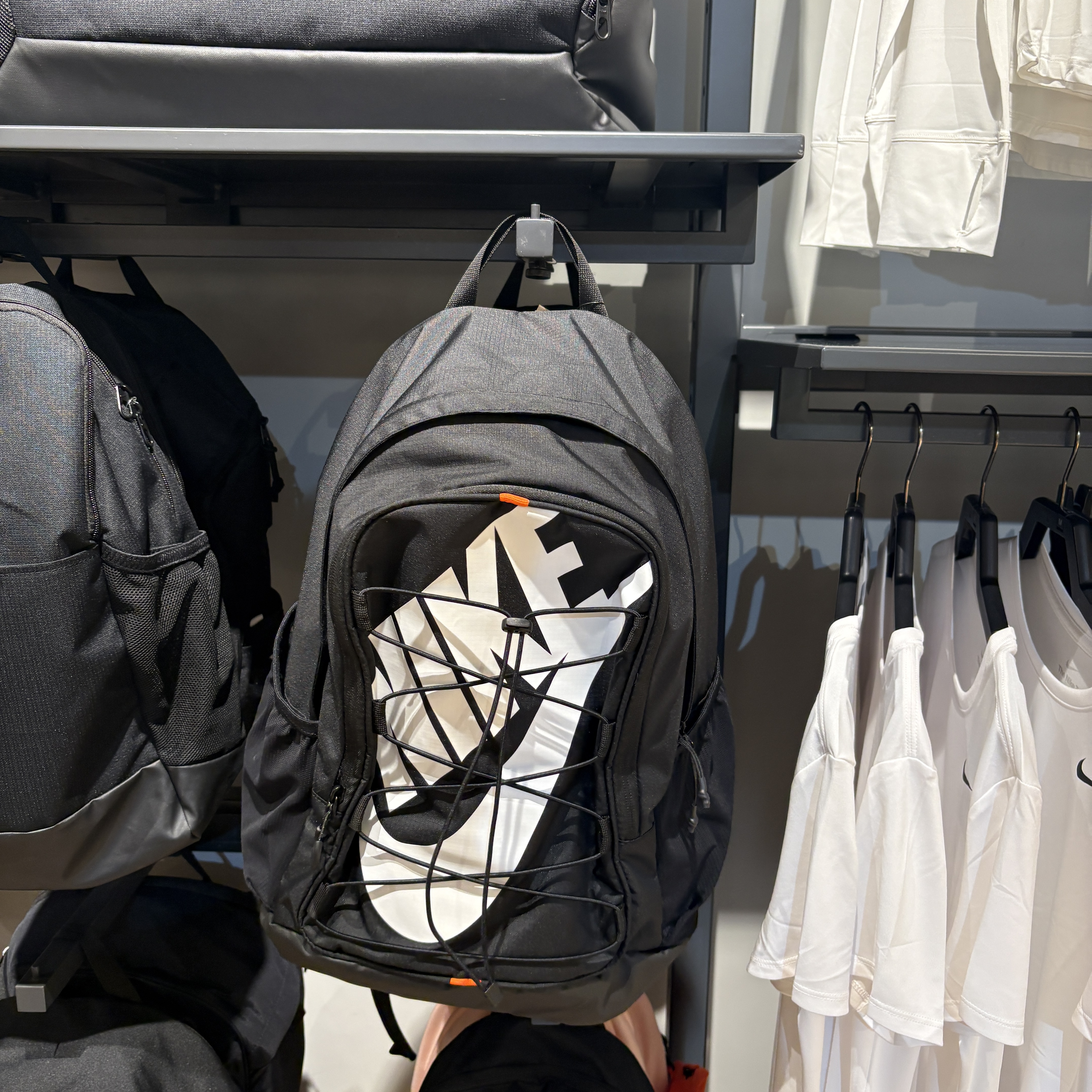 Nike Hayward Backpack 26L Black White 착용 스타일 - 3