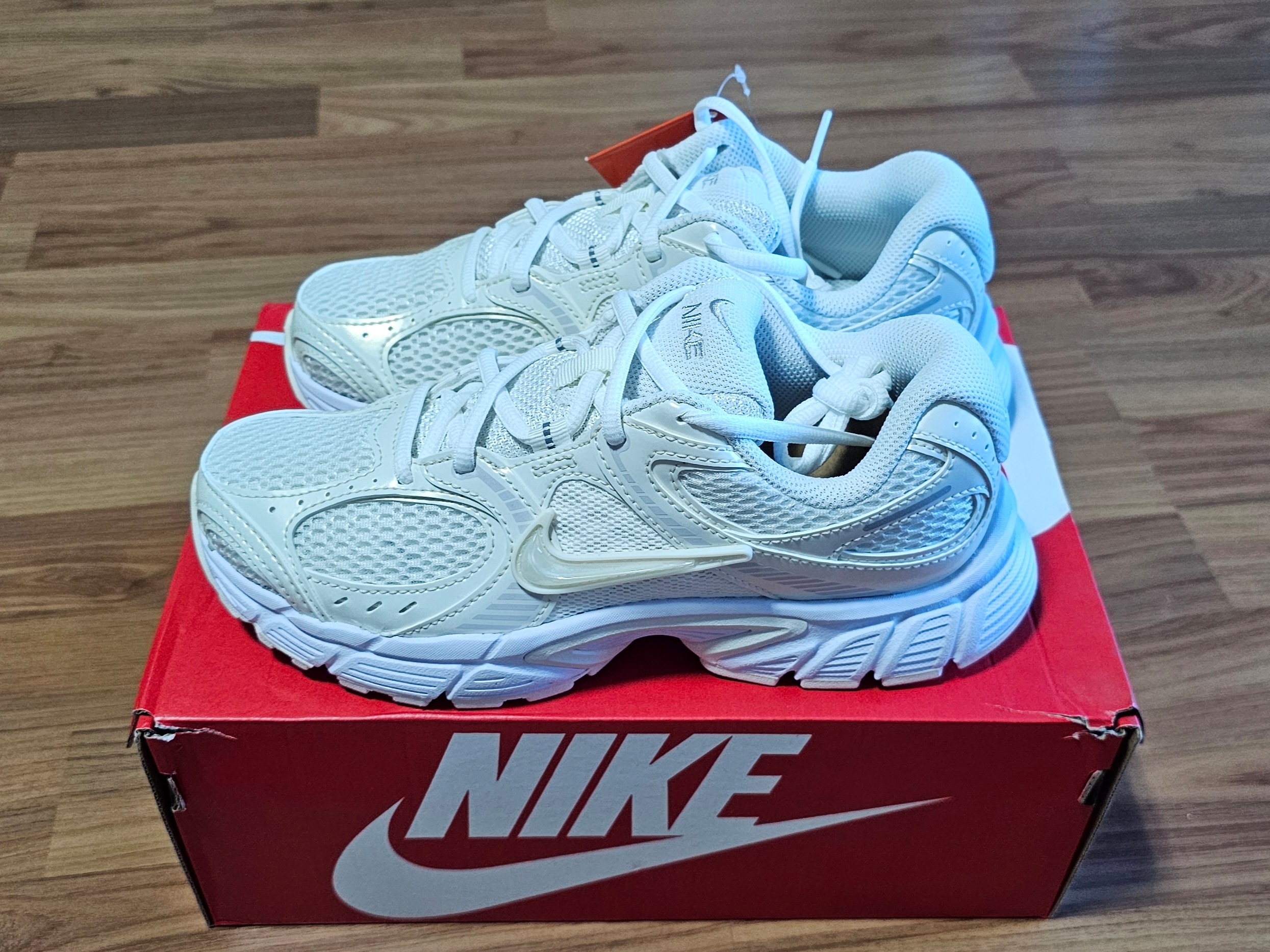 (W) Nike V5 RNR Soft Pearl White 착용 스타일 - 2