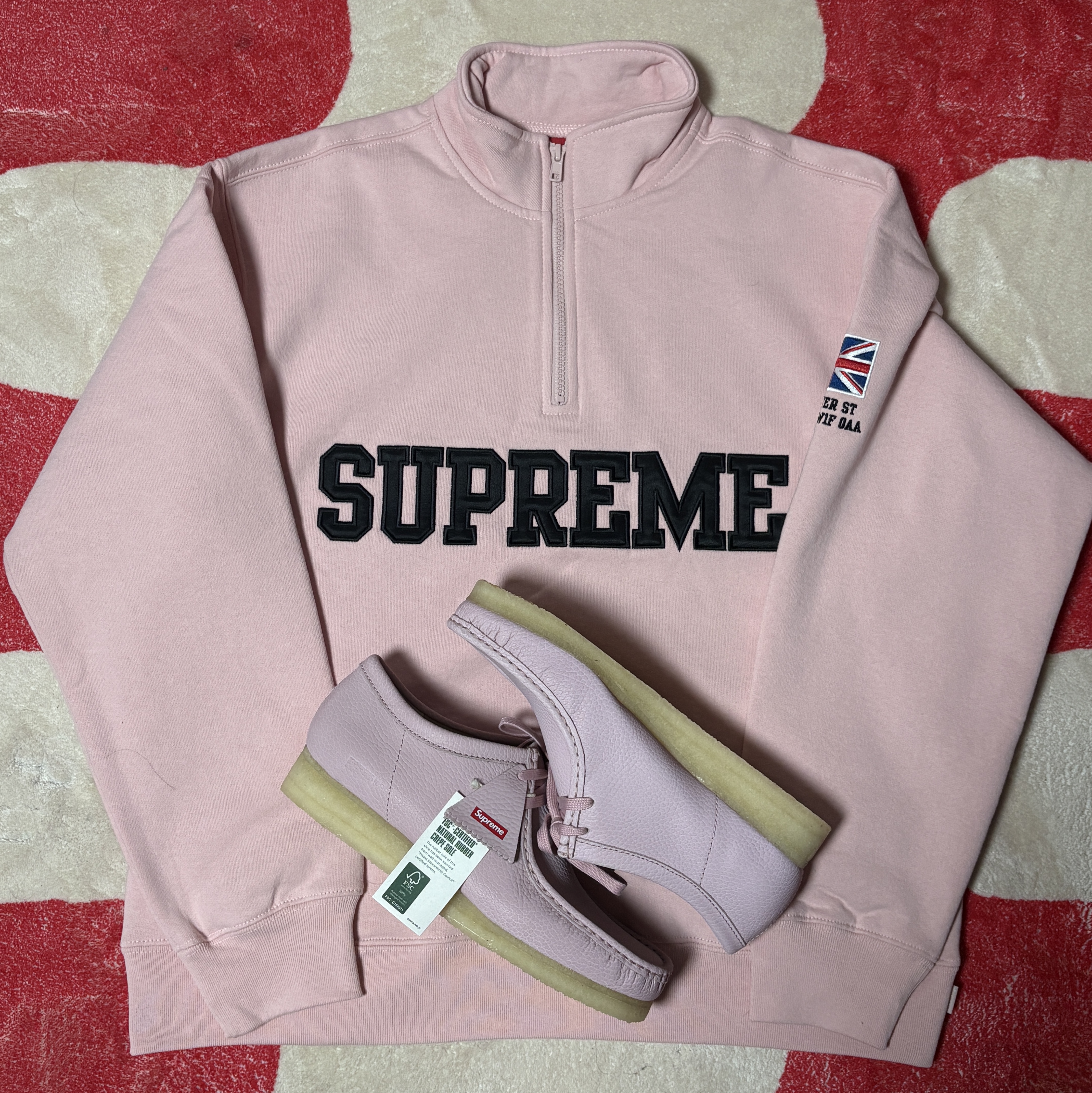 Supreme Shop Flag Half Zip Pullover Light Pink London - 26SS, Clarks x Supreme Reflective Wallabee Pink - 25SS 착용 스타일 - 1
