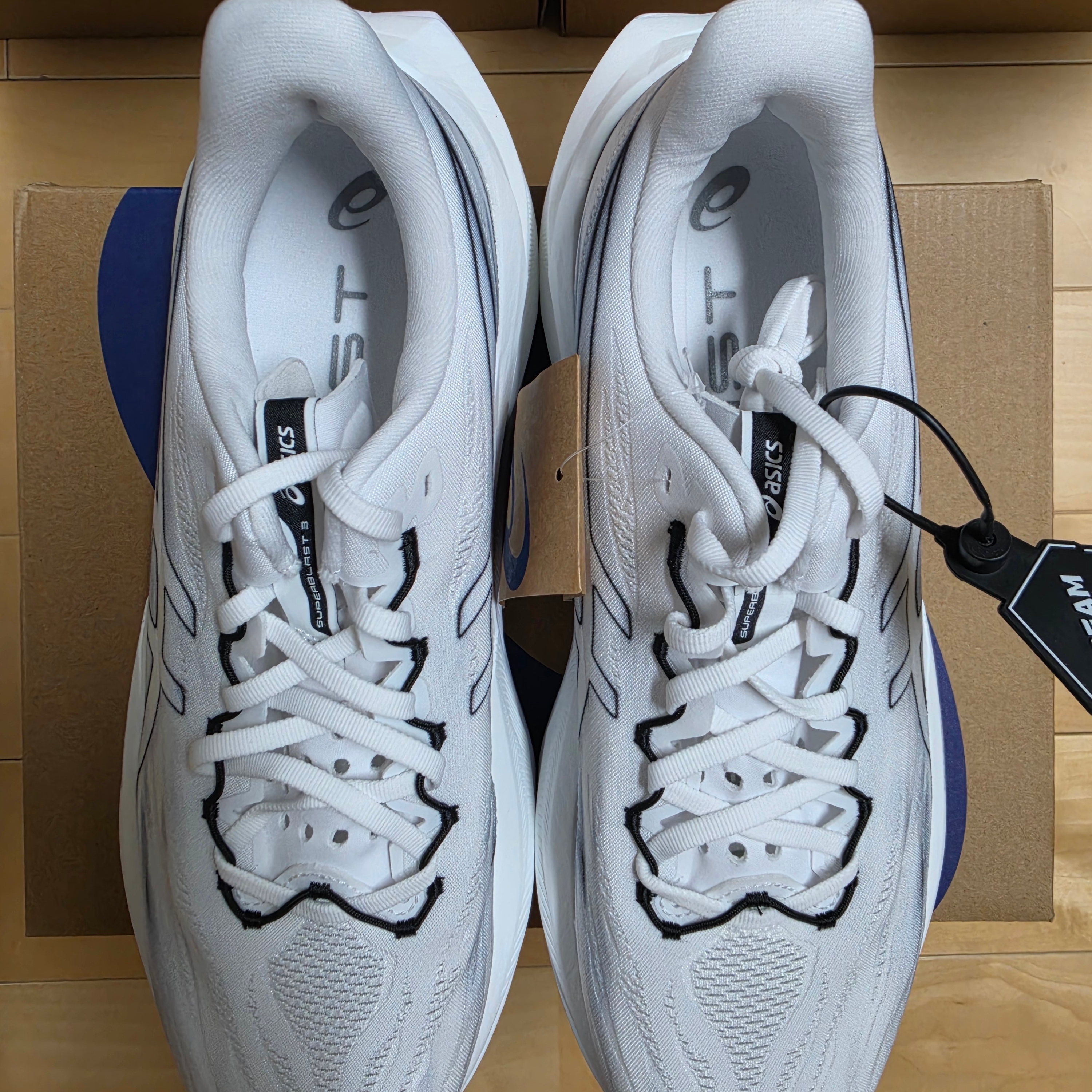 Asics Superblast 3 White Black 착용 스타일 - 5