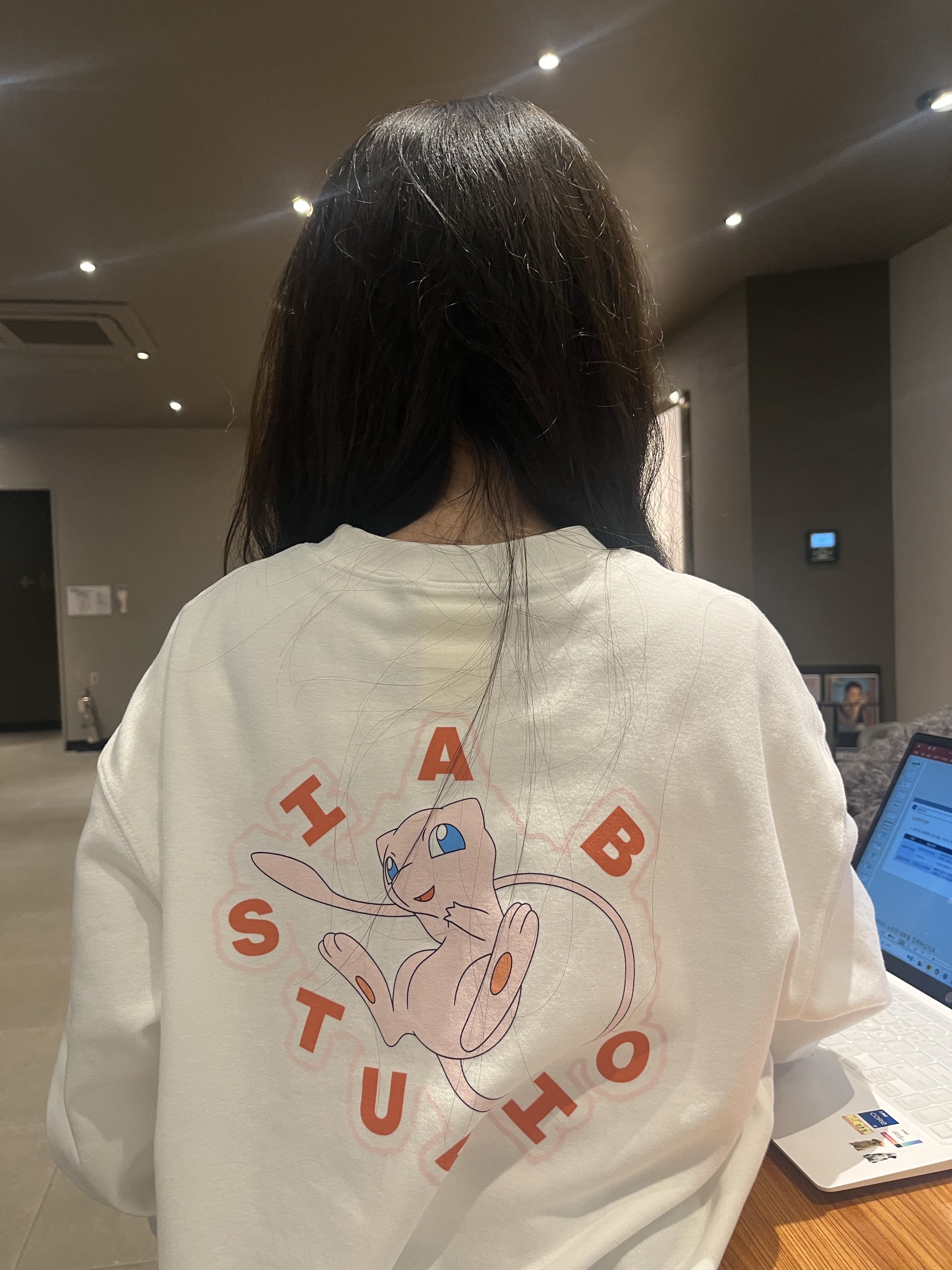 IAB Studio x Pokemon Mew Long Sleeve White Pink 착용 스타일
