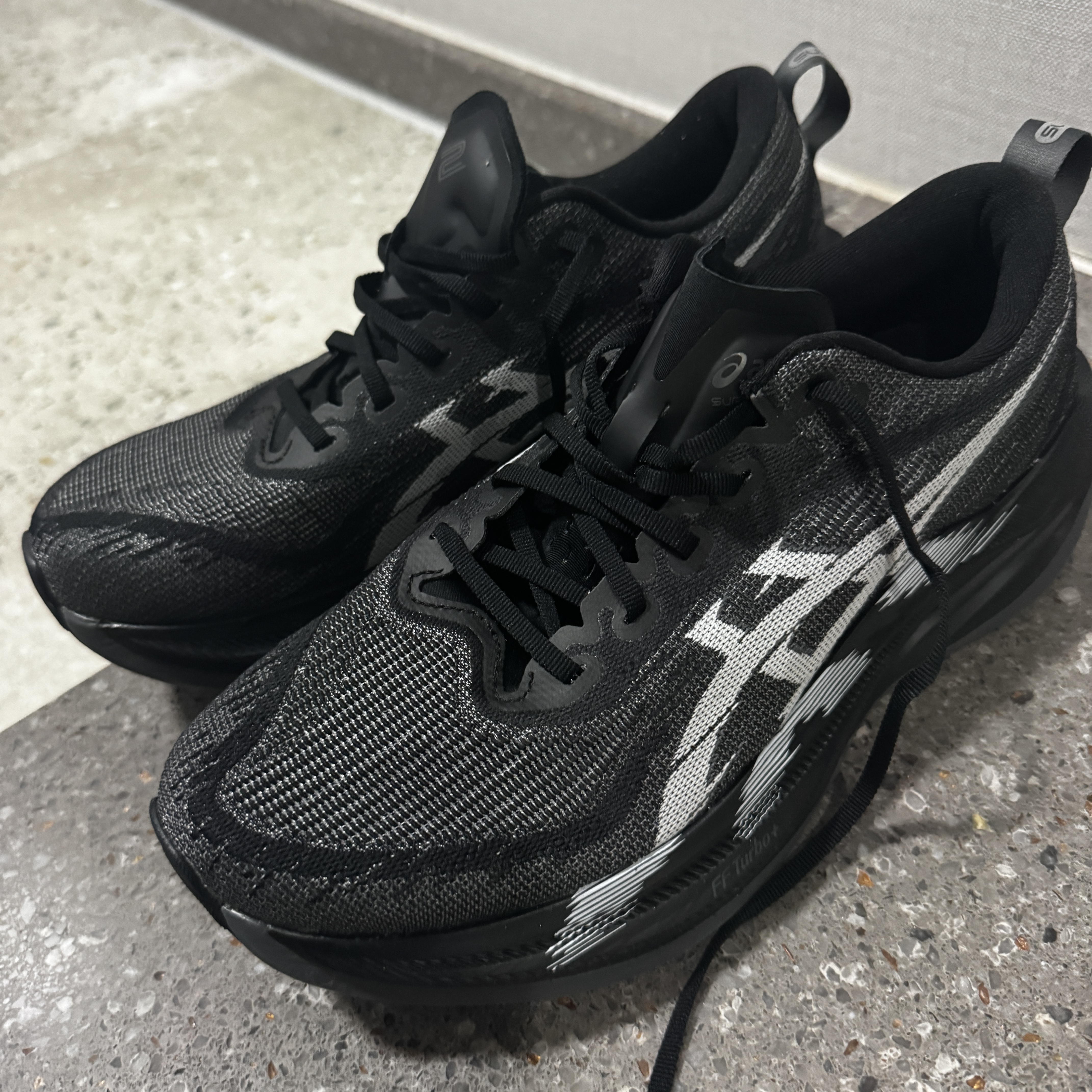Asics Superblast 2 Black White 착용 스타일