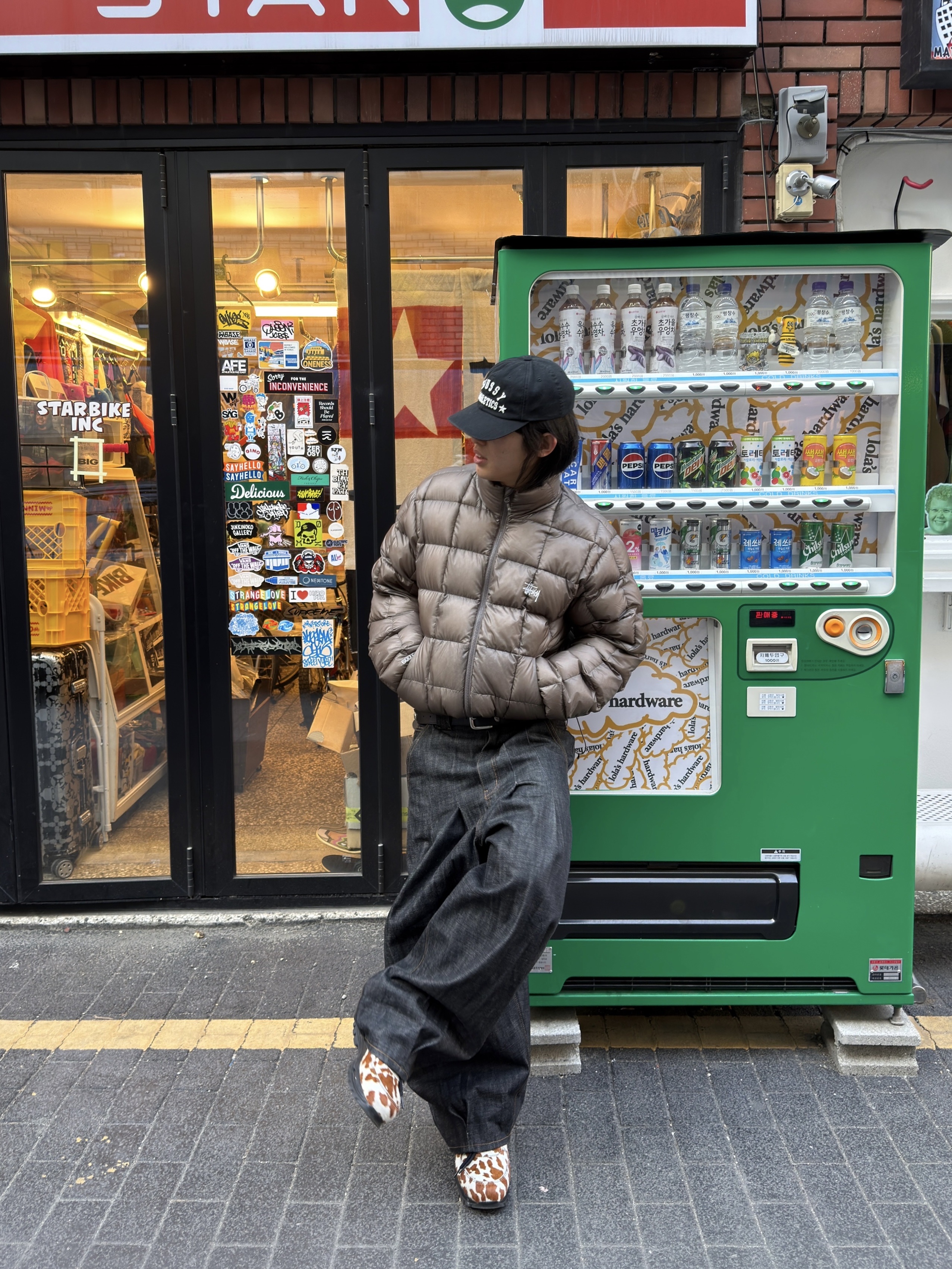 Stussy Midweight Hooded Puffer Olive, Nike Air Max Goadome QS Sail and Cacao Wow 착용 스타일 - 1