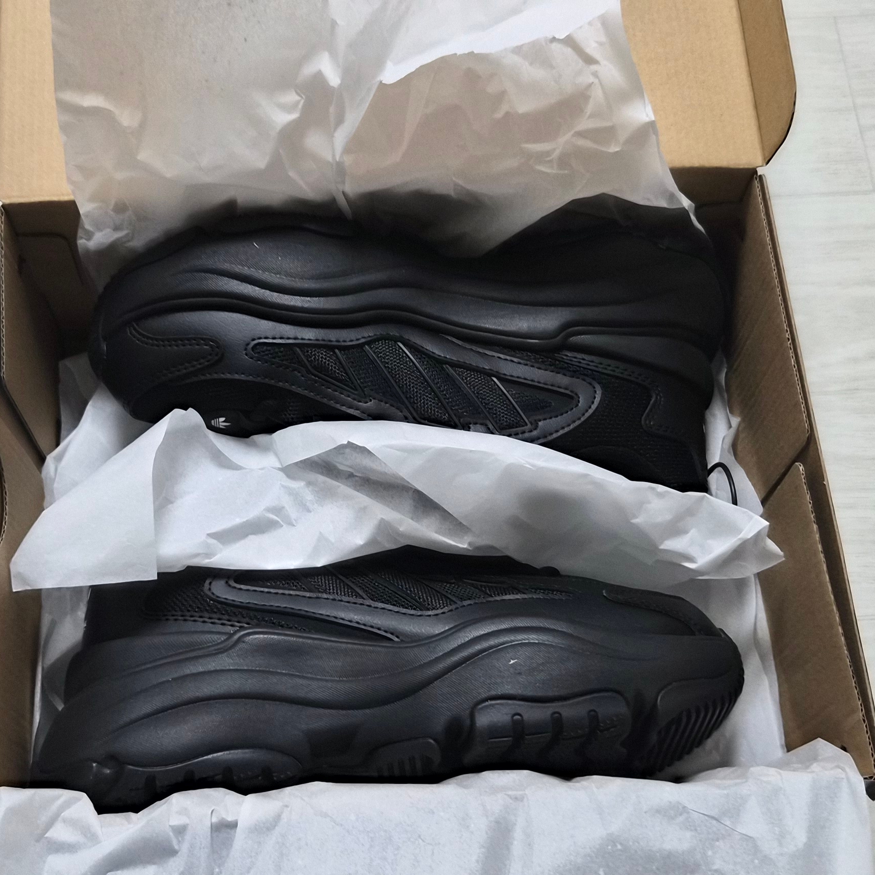 (W) Adidas Ozgaia Core Black 착용 스타일 - 2