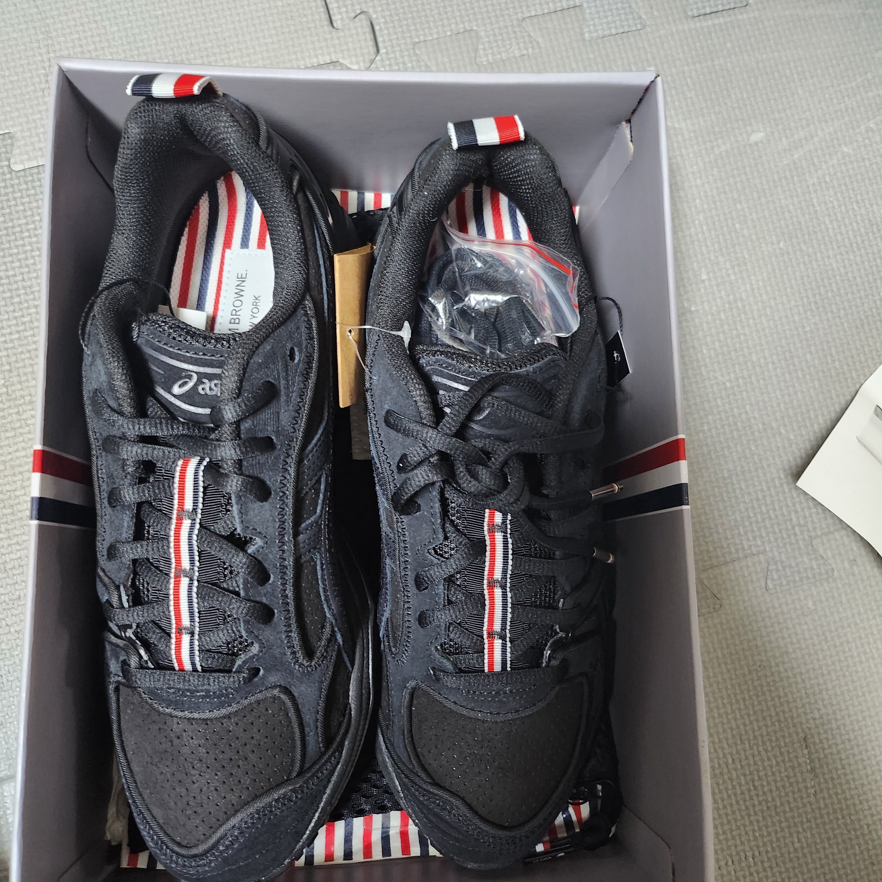 Asics x Thom Browne Gel-Kayano 14 Black 착용 스타일 - 2