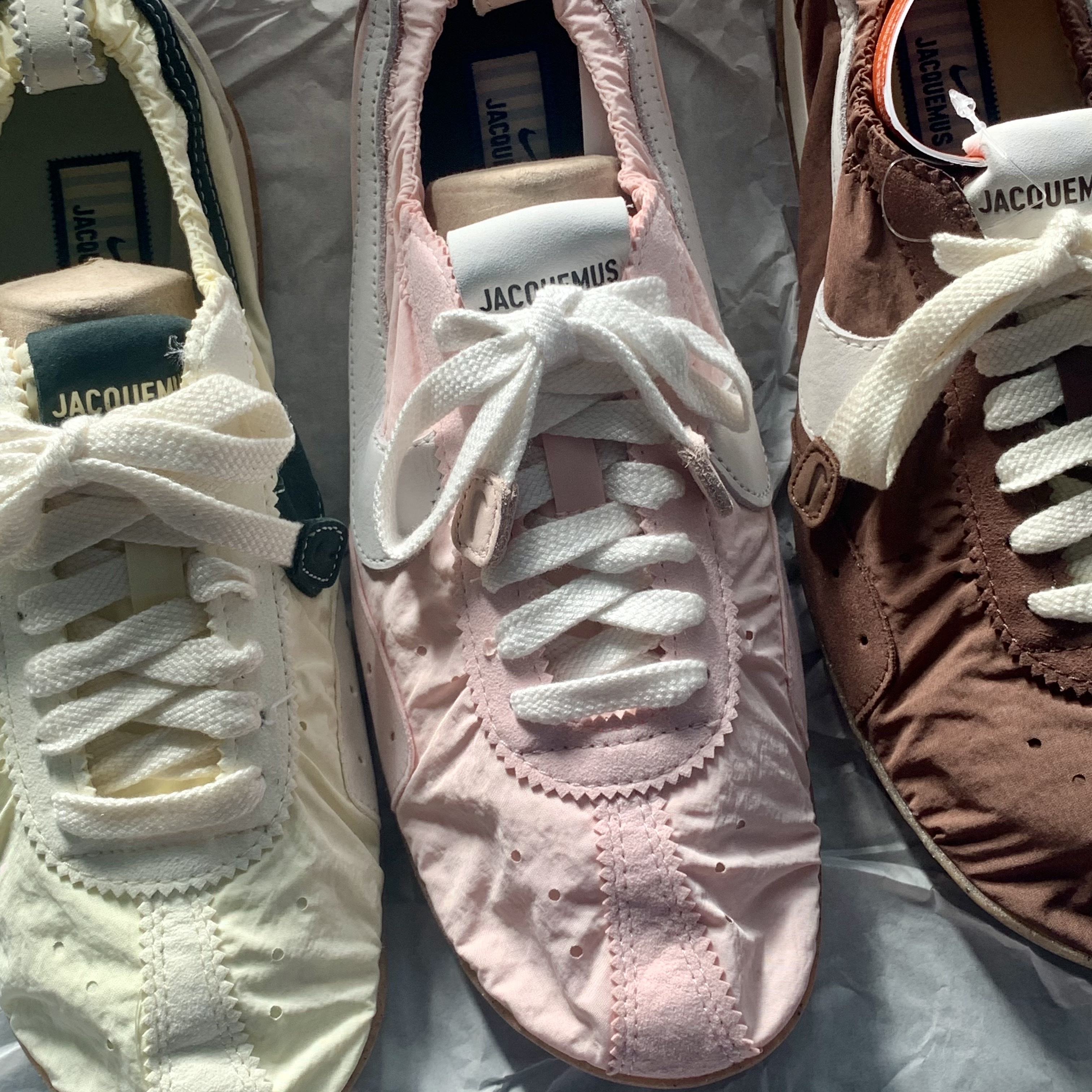 Nike x Jacquemus Moon Shoe SP Aluminum Pink Sail, Nike x Jacquemus Moon Shoe SP Fauna Brown Cashmere 착용 스타일 - 1