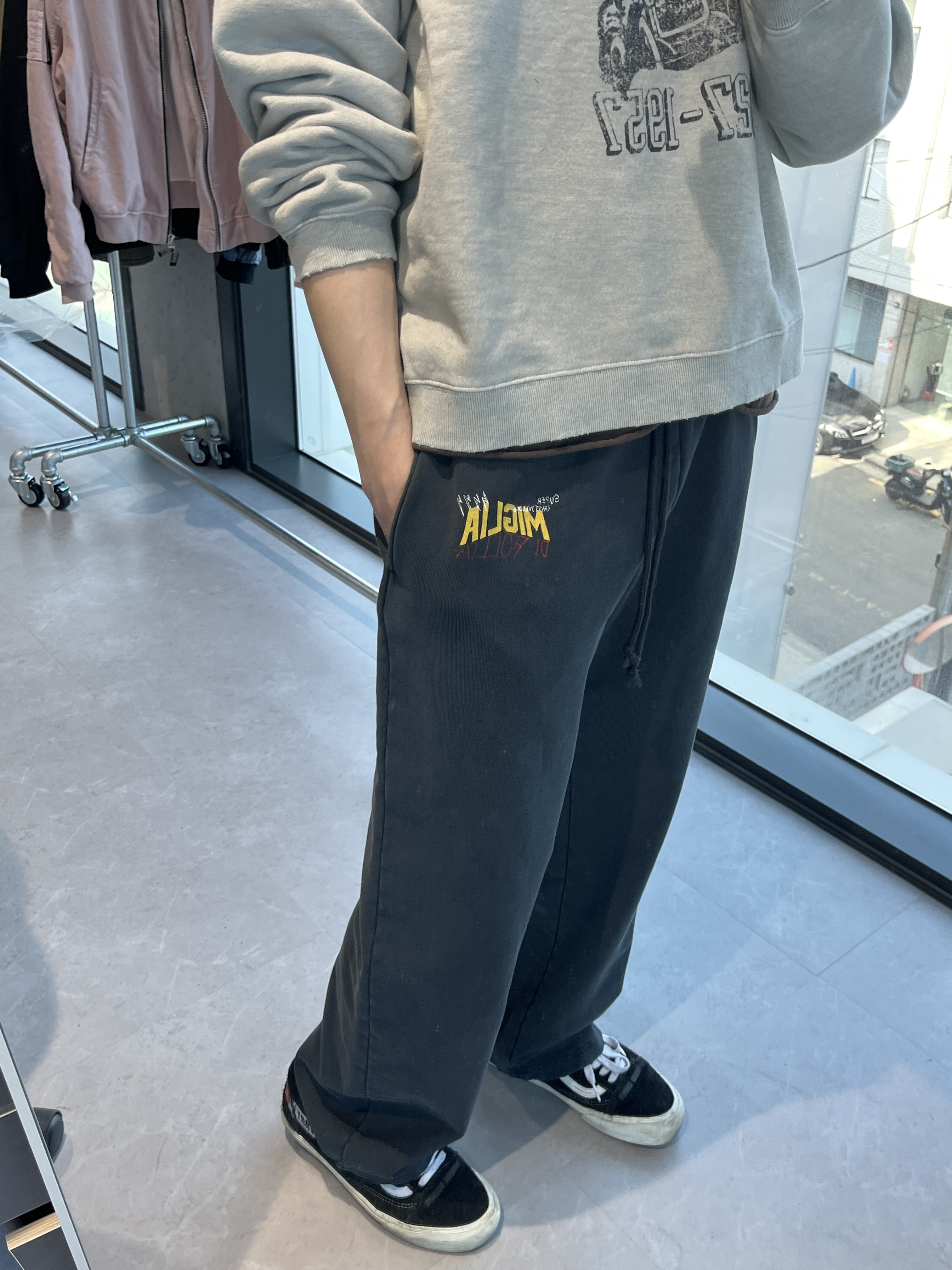 SUPERVELOCE Miglia Straight Sweatpants Dark Charcoal, SUPERVELOCE Miglia Dark Raglan Sweatshirt Dust Gray 착용 스타일 - 3