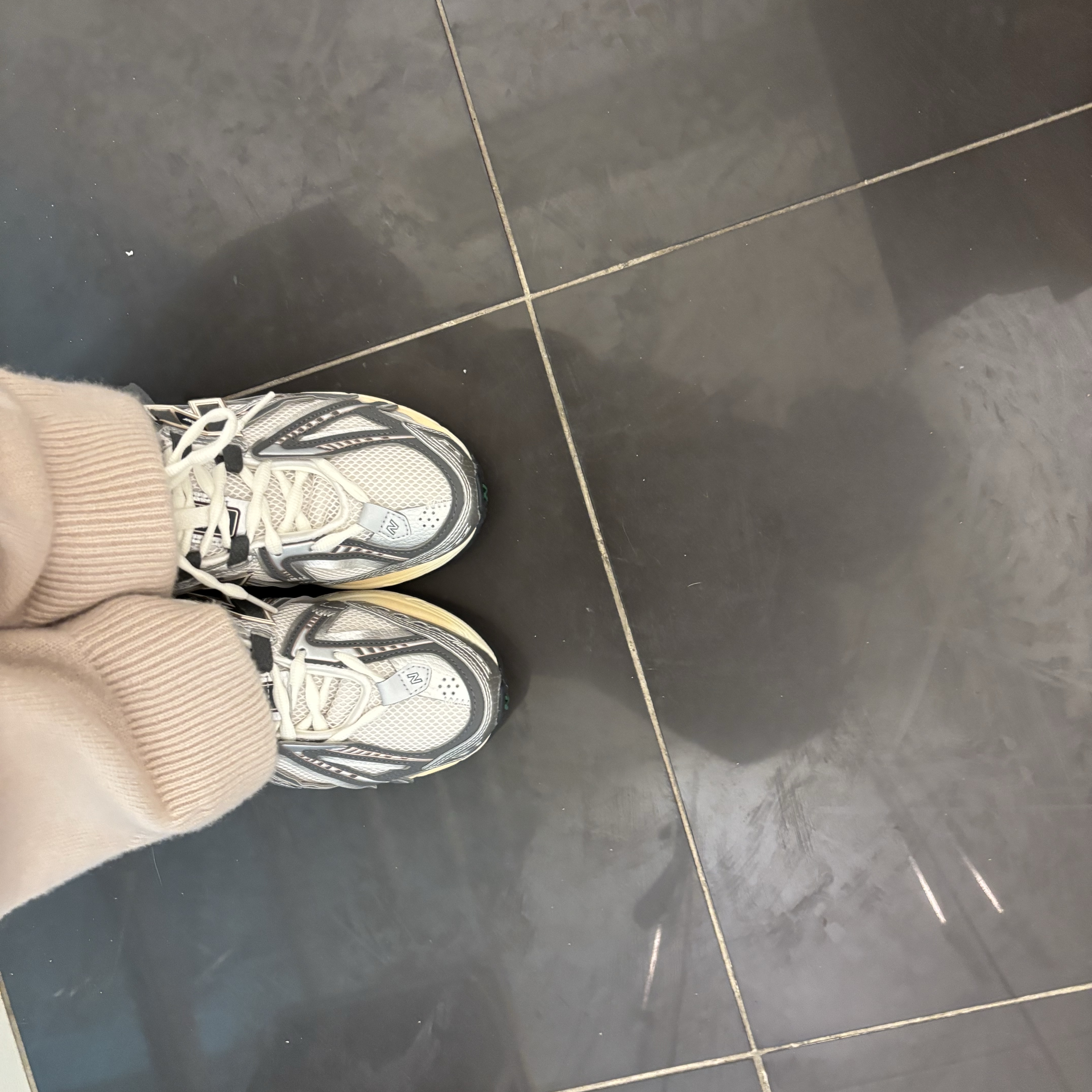 New Balance 1906A Silver Metallic Castlerock 착용 스타일