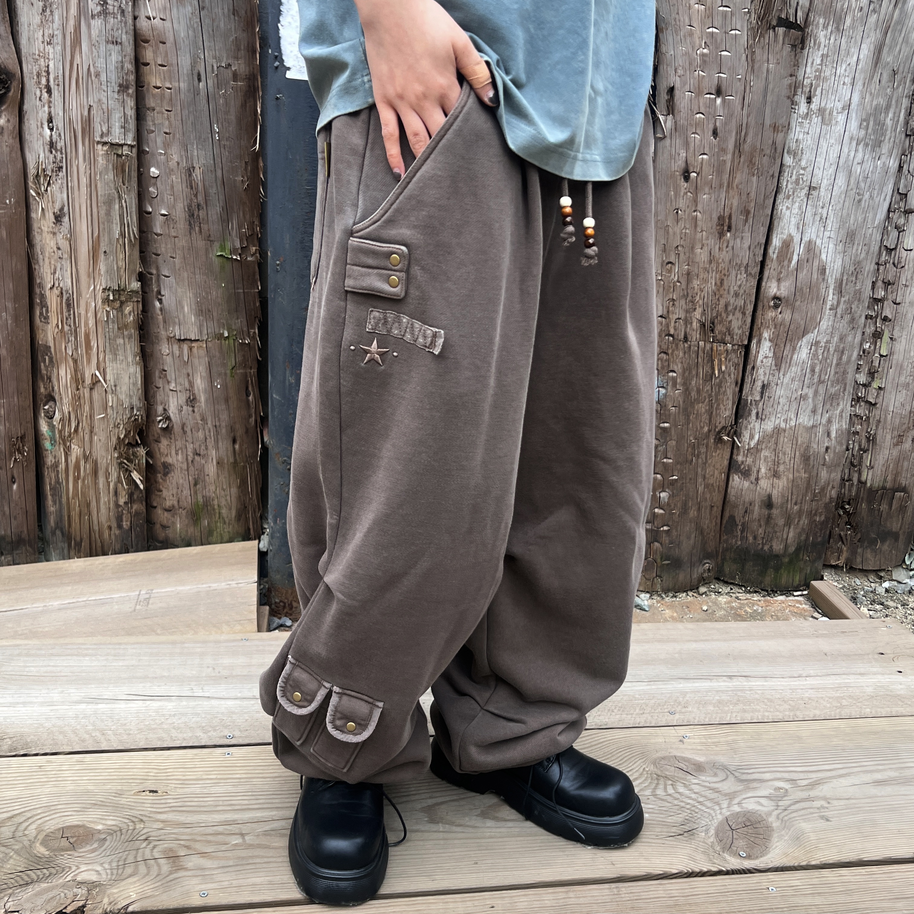 MAINBOOTH Nomad Sweat Pants BROWN 착용 스타일 - 2