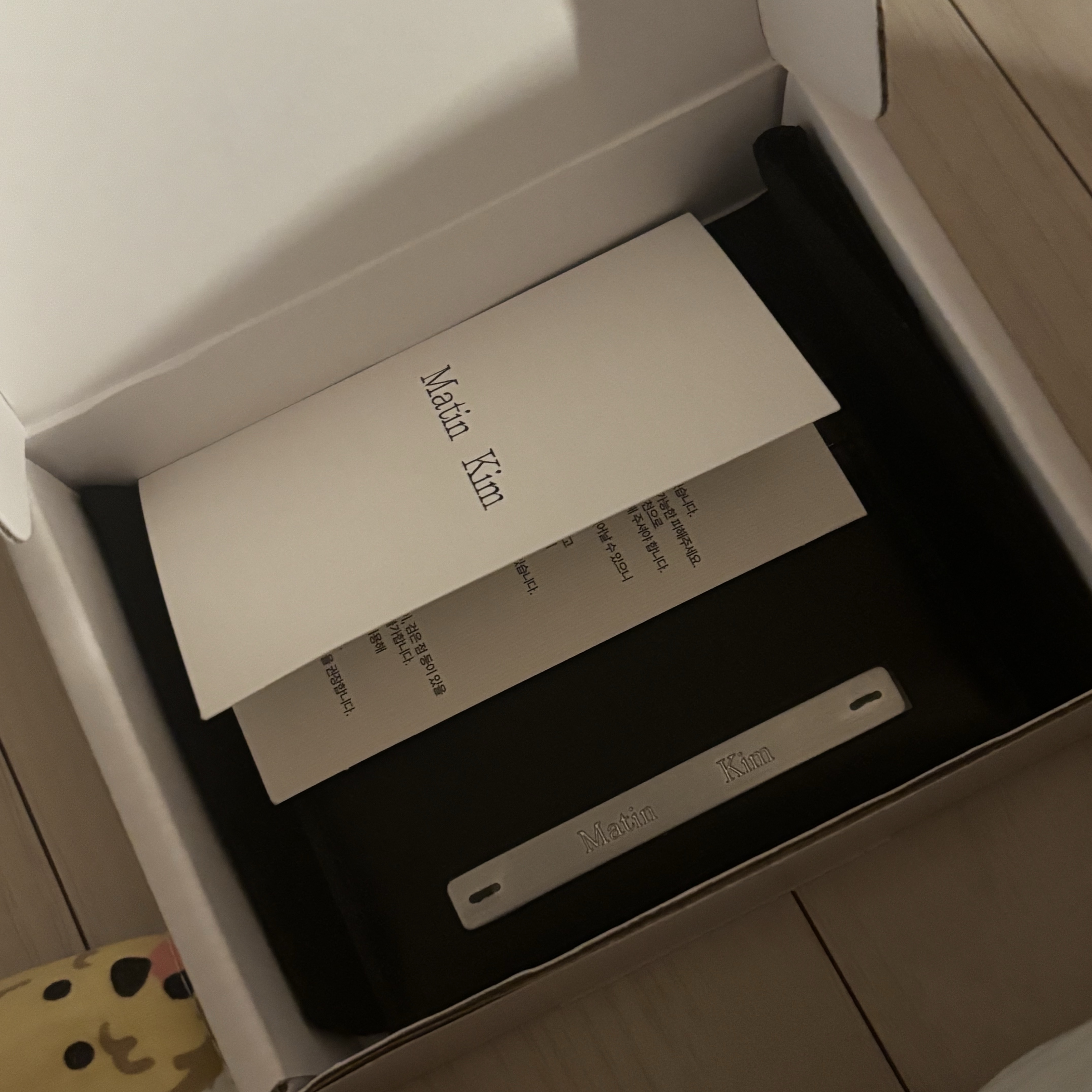 Matin Kim Vintage Card Wallet Black 착용 스타일 - 1