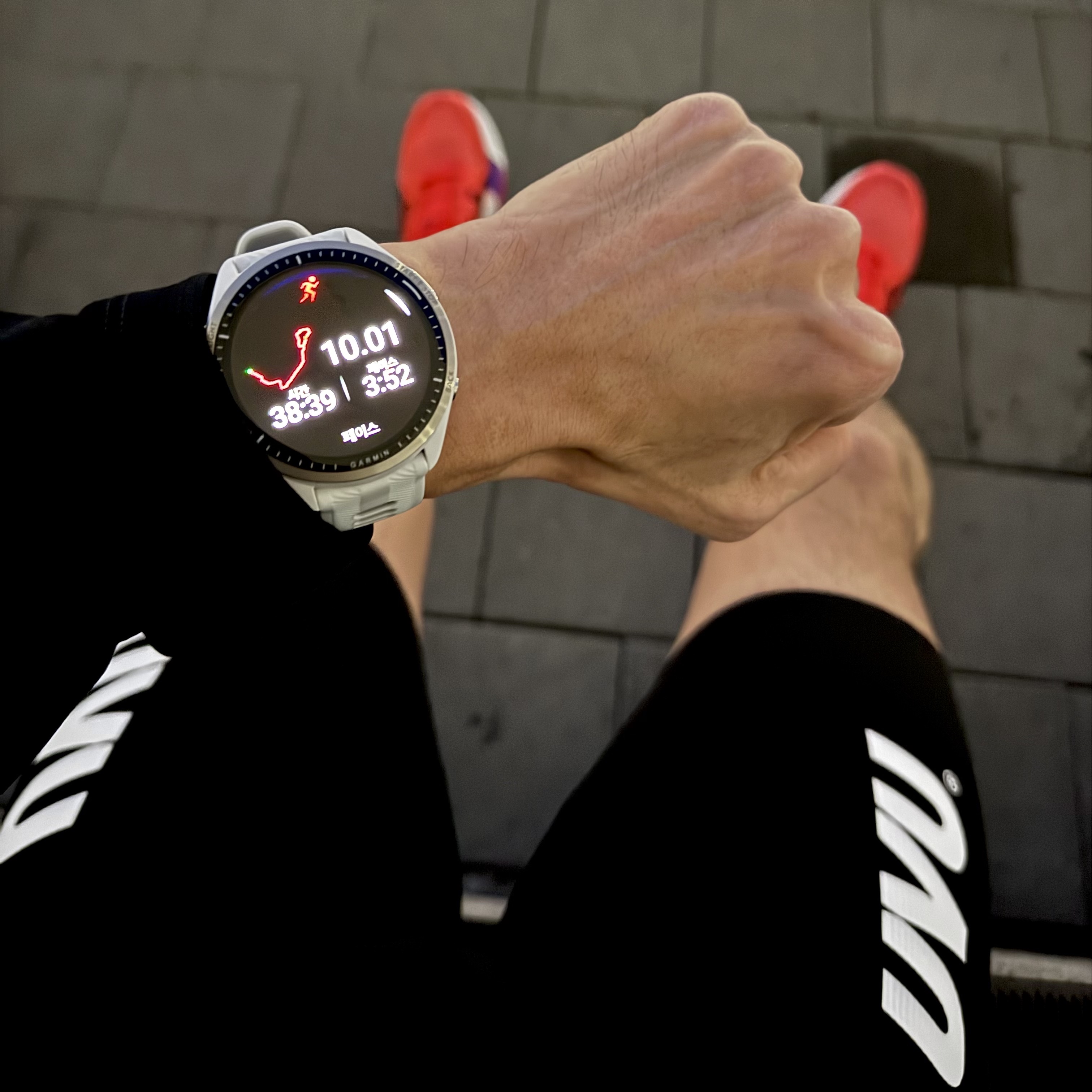 [10% 적립] Garmin Forerunner 965 GPS White Stone (WiFi), UVU Half Tight 2.0 Black 착용 스타일 - 1