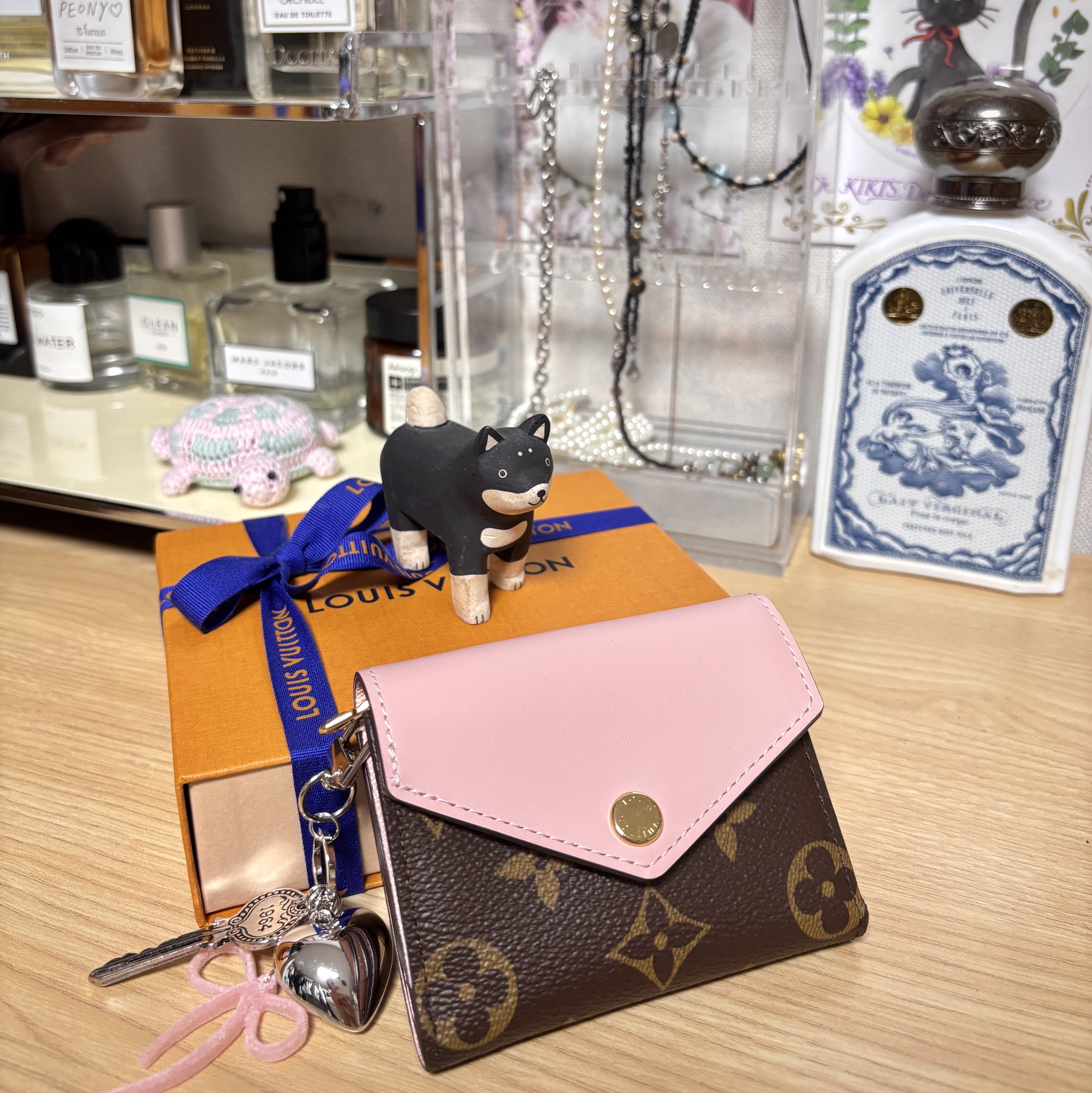 Louis Vuitton Zoe Wallet Monogram Rose Ballerine Pink 착용 스타일