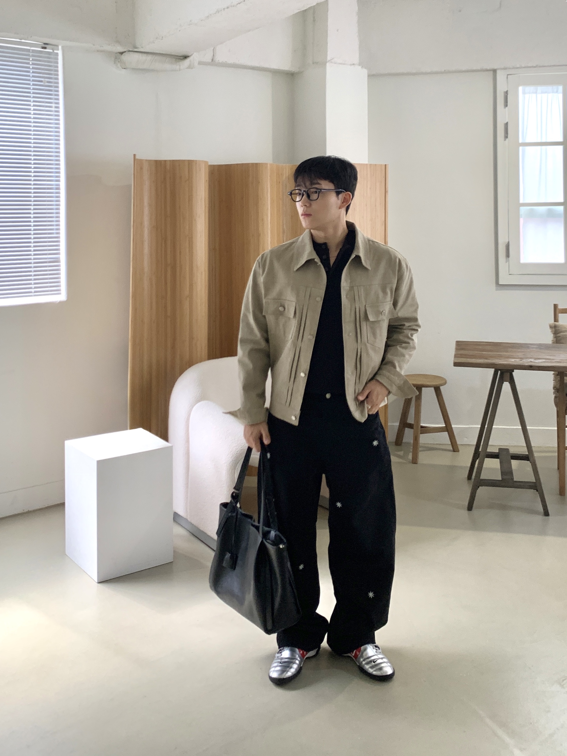 Gentle Monster Kubo 01 Black, (W) Nike Total 90 Metallic Silver University Red 착용 스타일 - 2