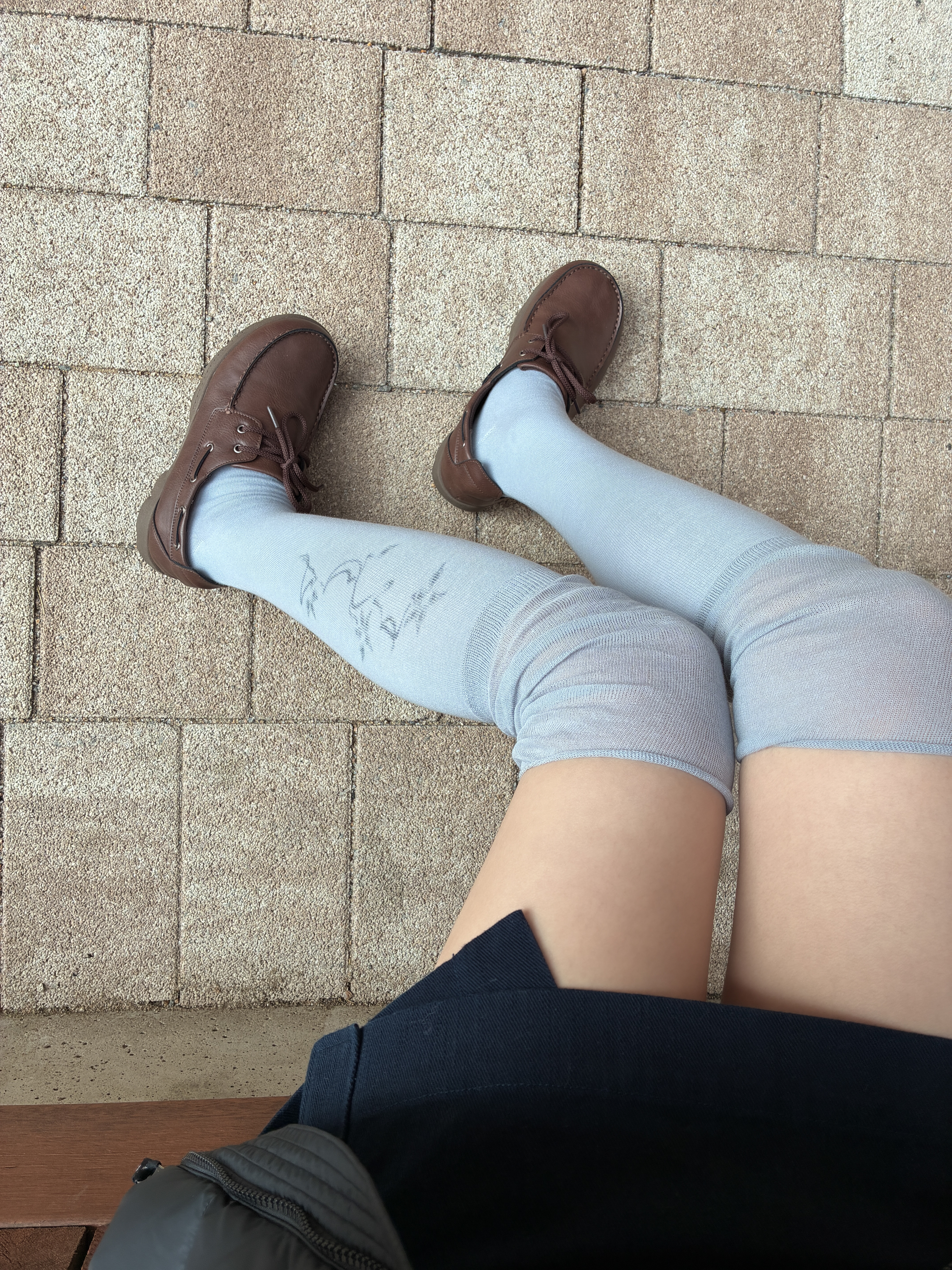 MILLO WOMEN Sheer Drawing Knee Socks Ash Blue 착용 스타일