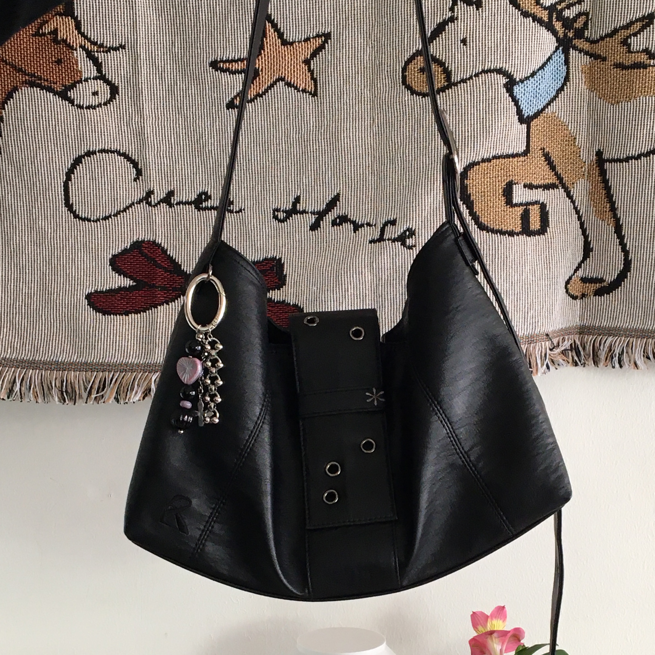 Riomeu Eyelet Shoulder Bag Black, Riomeu Signature Seikrid Heart Oval Keyring 착용 스타일