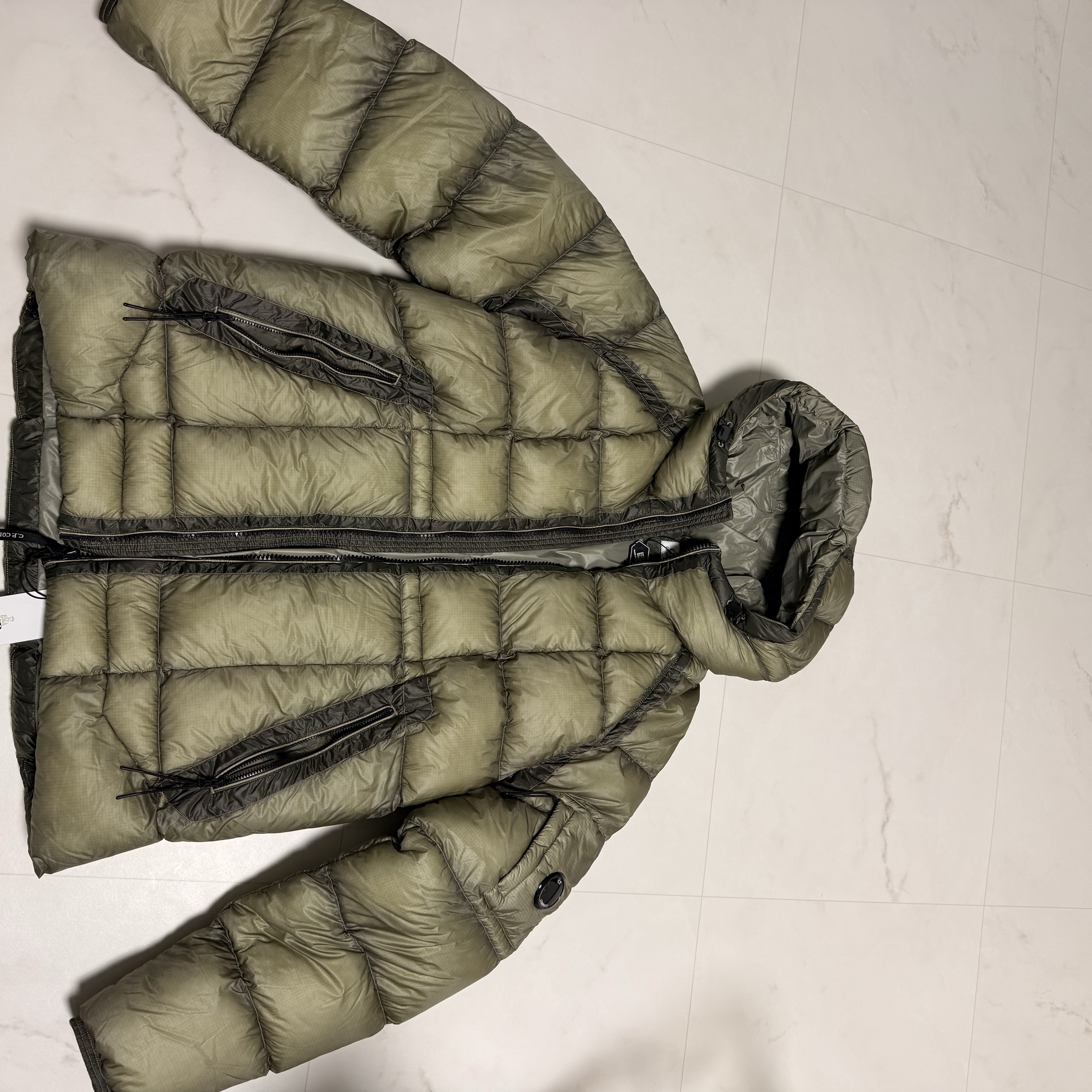 C.P. Company D.D. Shell Hooded Down Jacket Fungi Grey - 25FW 착용 스타일