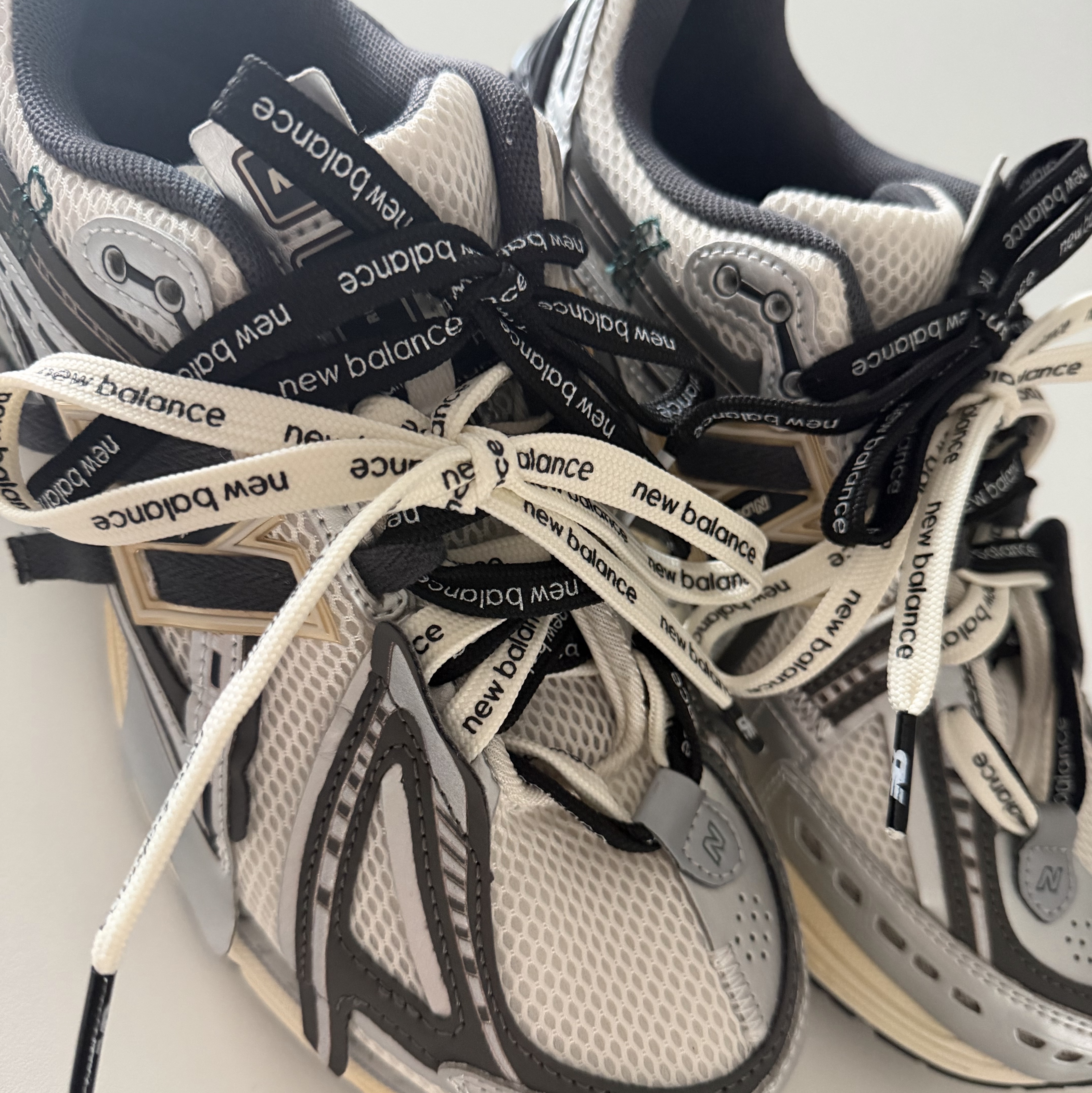 New Balance 1906A Silver Metallic Castlerock 착용 스타일 - 1