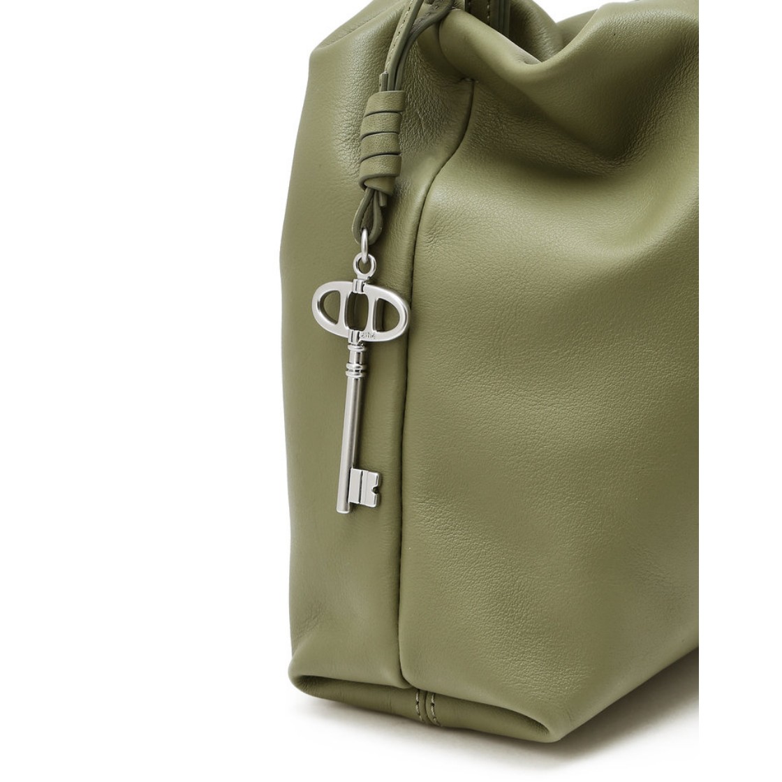 아떼 바네사브루노 액세사리 무스 올리브 레더 복조리 숄더백 M 라이트 그린(Athe Vanessabruno Acc Mousse Olive Leather Drawstring Shoulder Bag M Light Green) - 5