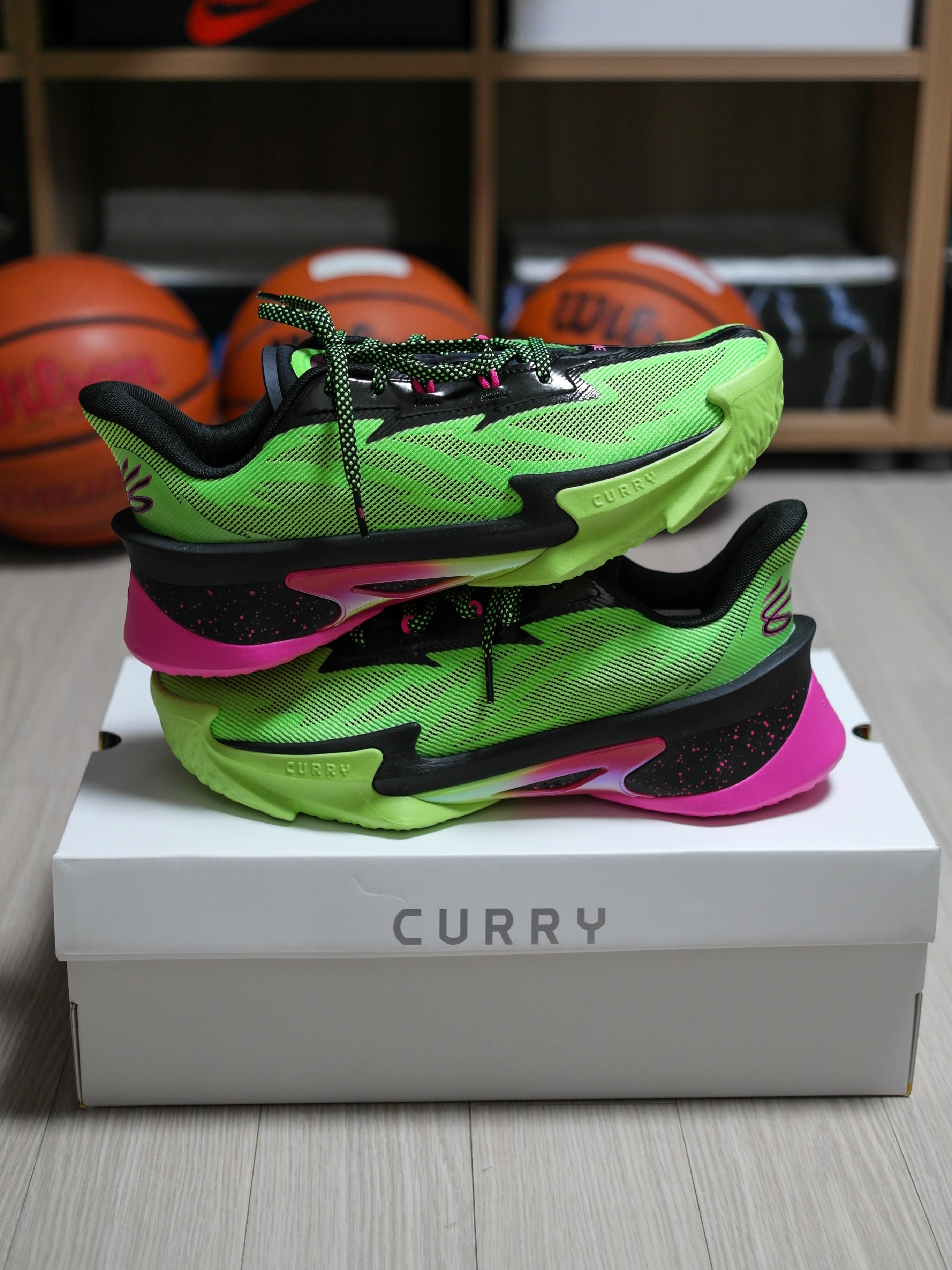 Under Armour Curry Series 7 Hyper Green Black 착용 스타일 - 2