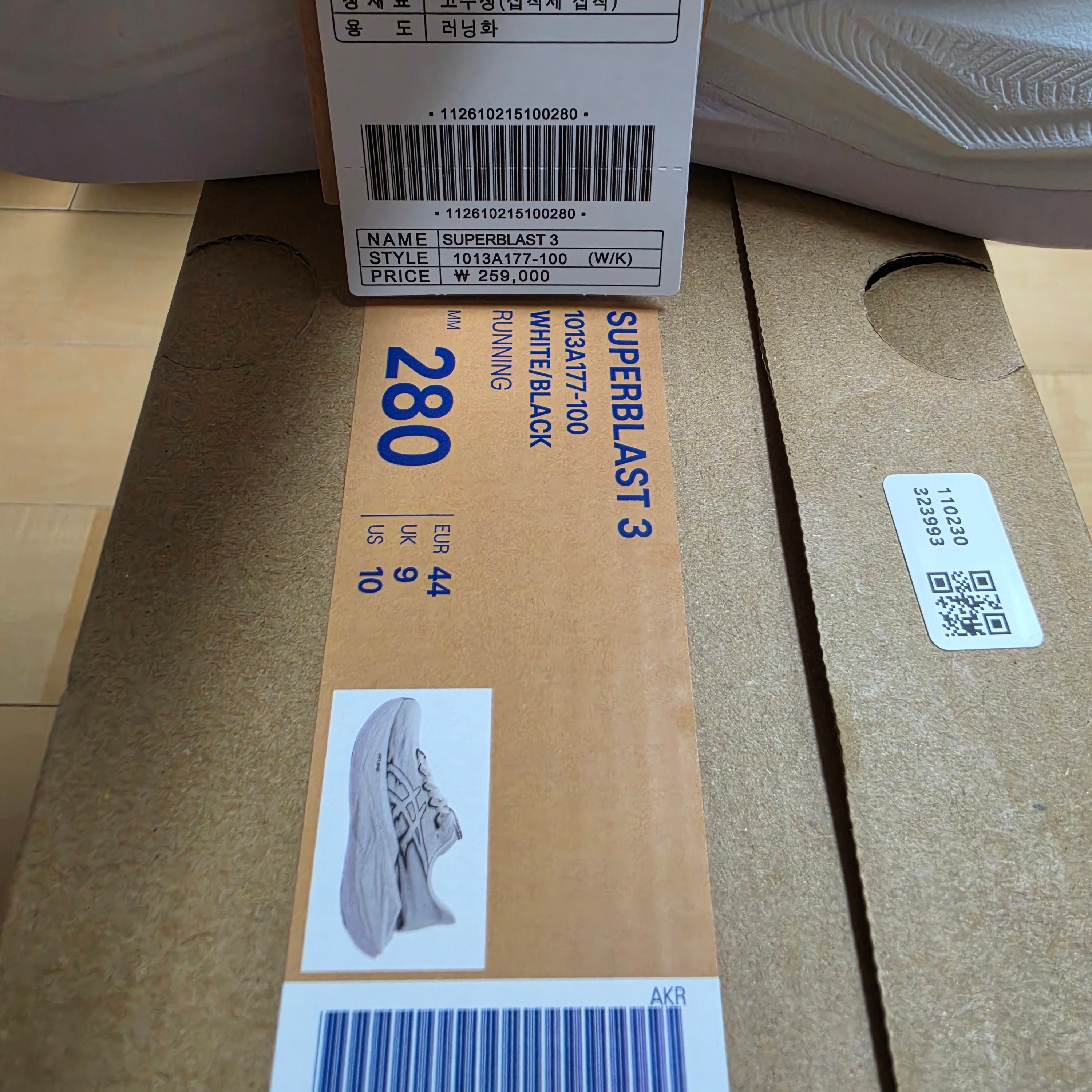 Asics Superblast 3 White Black 착용 스타일 - 2