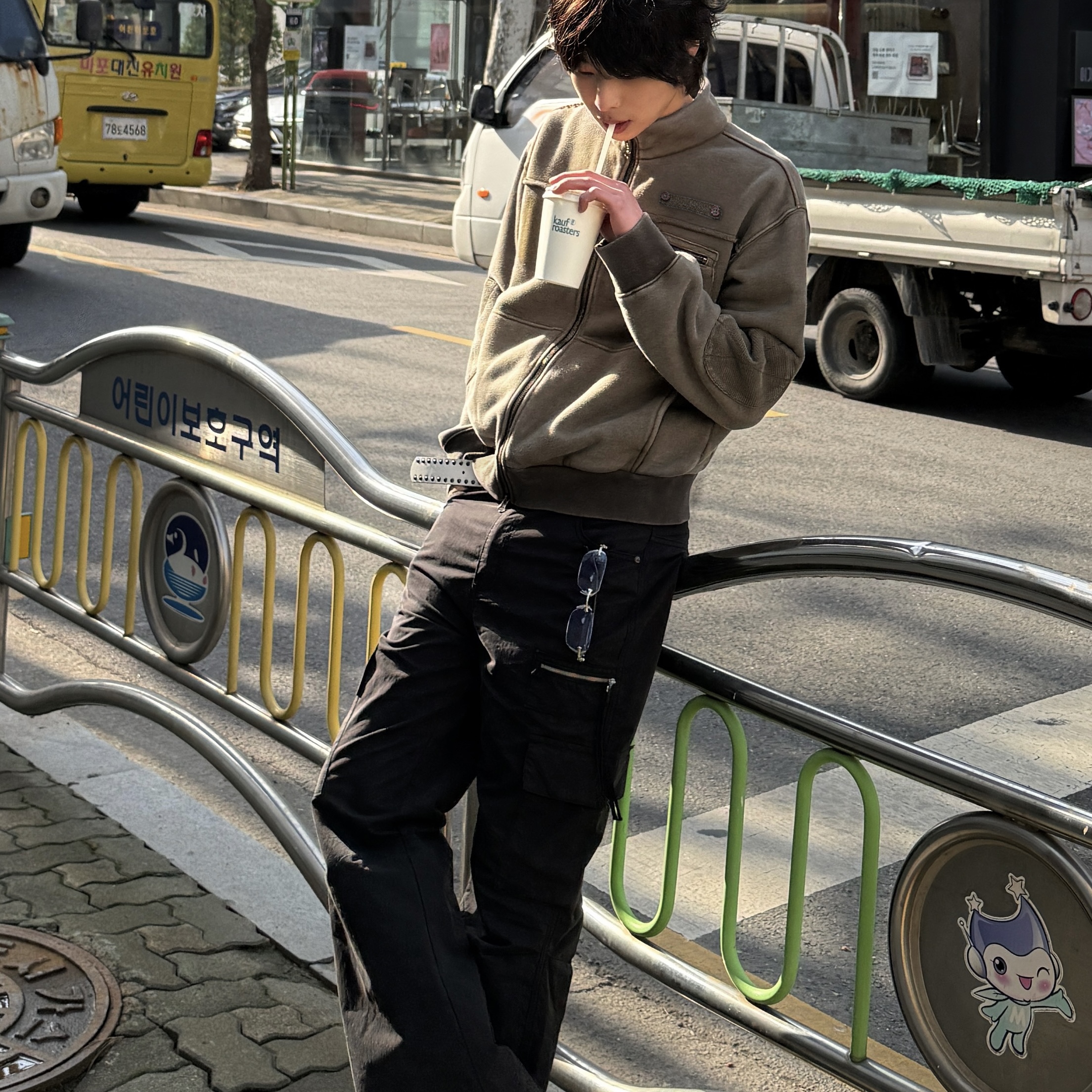 MAINBOOTH Cargo Bootcut Pants BLACK 착용 스타일 - 2
